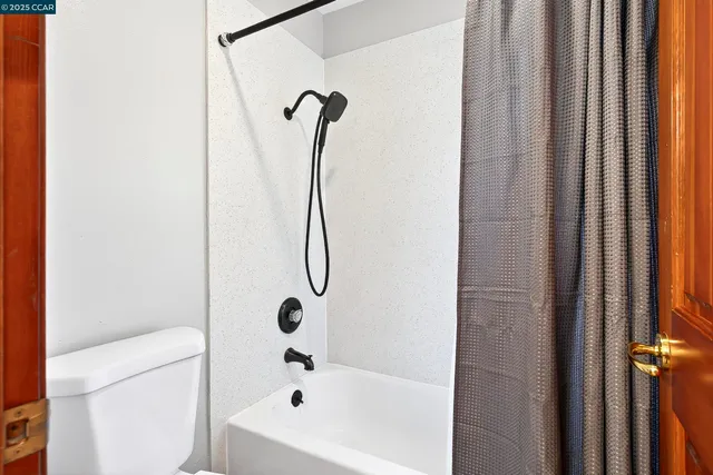 a en suite bathroom with a double vanity sink mirror and