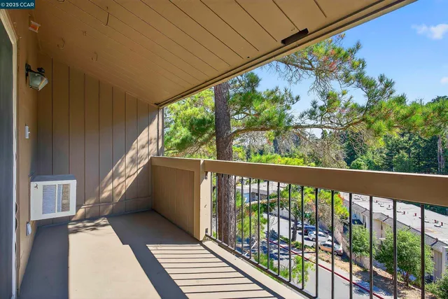 a car parked on the side of building