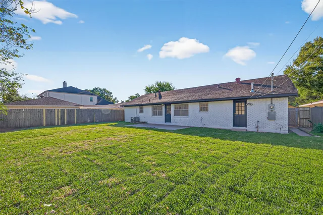 $2,200 | 9011 Landsdowne Drive, Houston, TX 77096