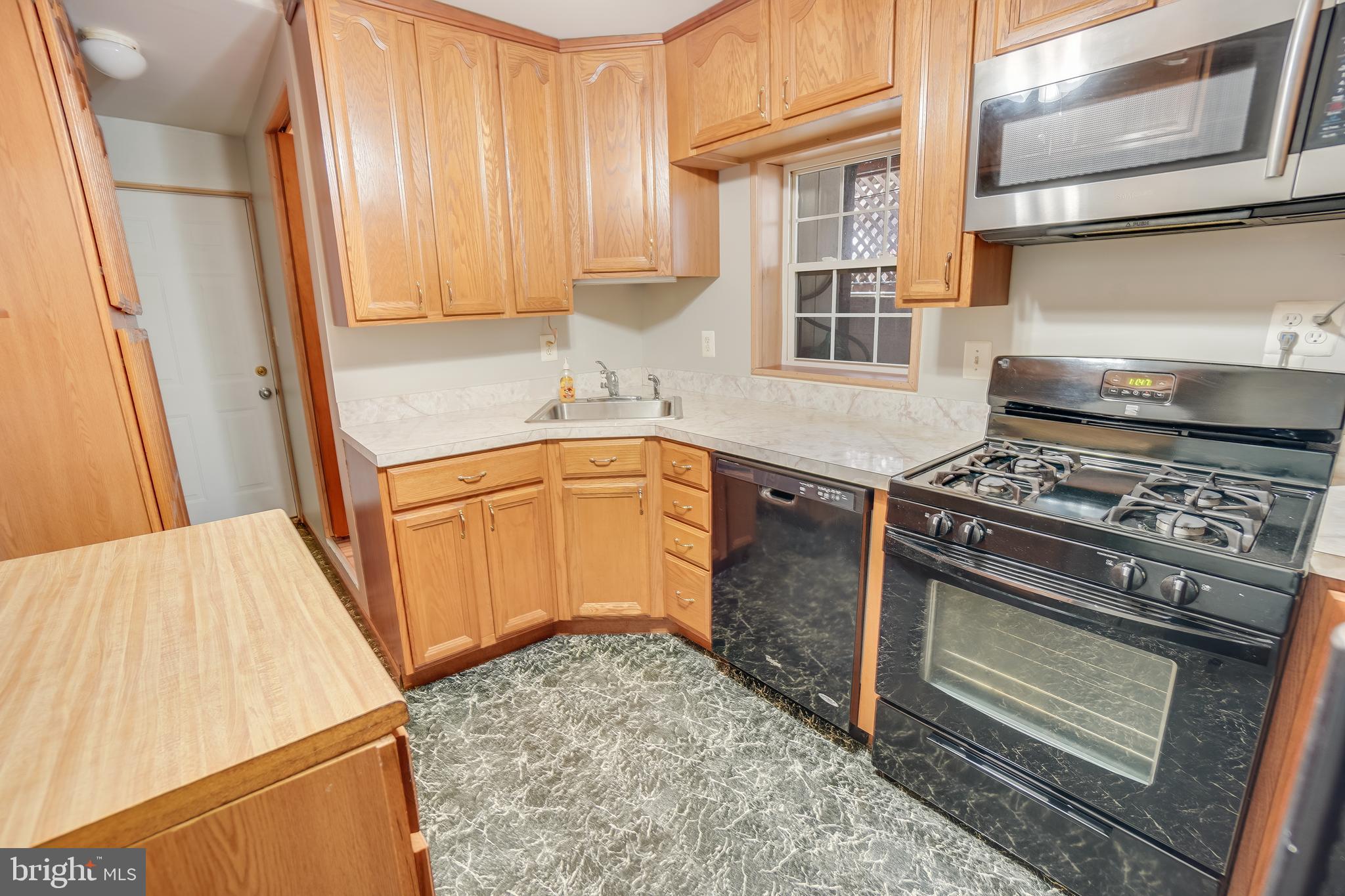 3006 Elliott Street Baltimore, MD 21224 - Photo 7 of 22 Oak Cabinets