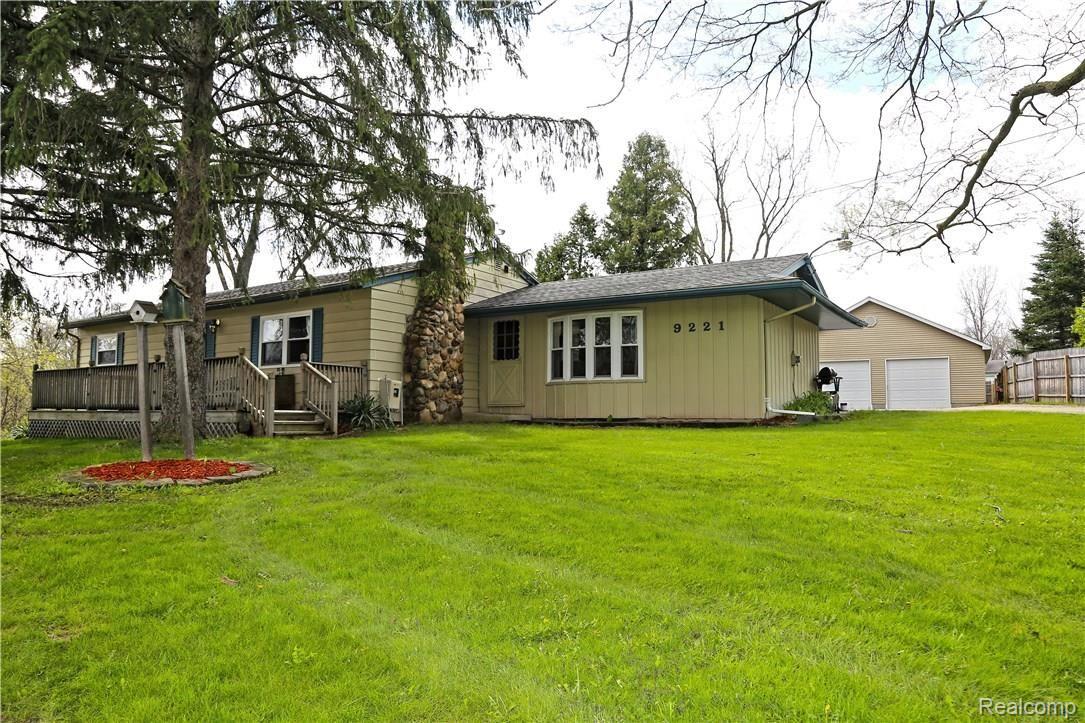 9221 West Mount Morris Road Flushing, MI 48433 - Photo 2 of 33 eIMG_1004.jpg
