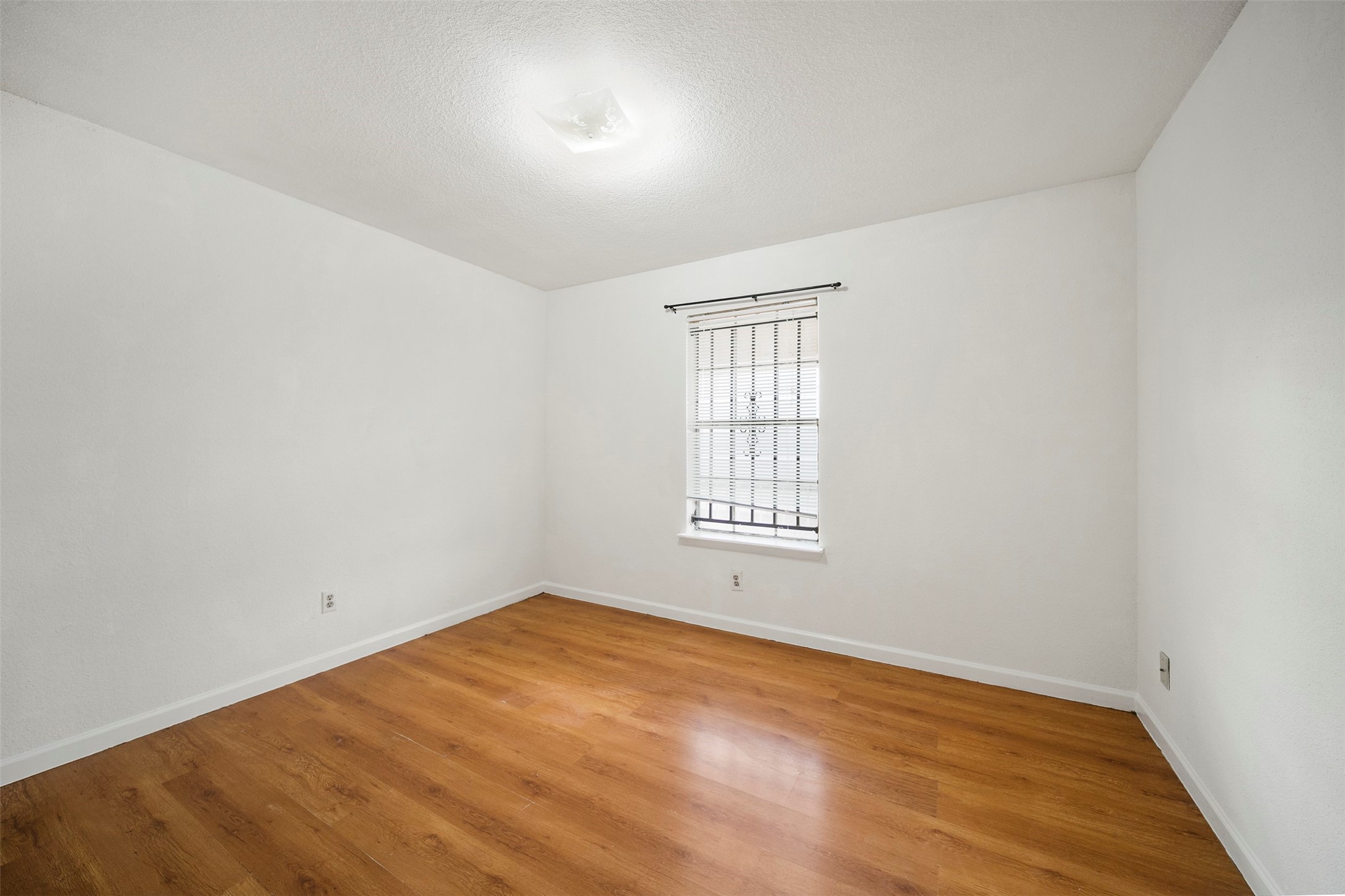 6201 Ranchester Drive, Unit 36 Houston, TX 77036 - Photo 14 of 23 an empty room with a window