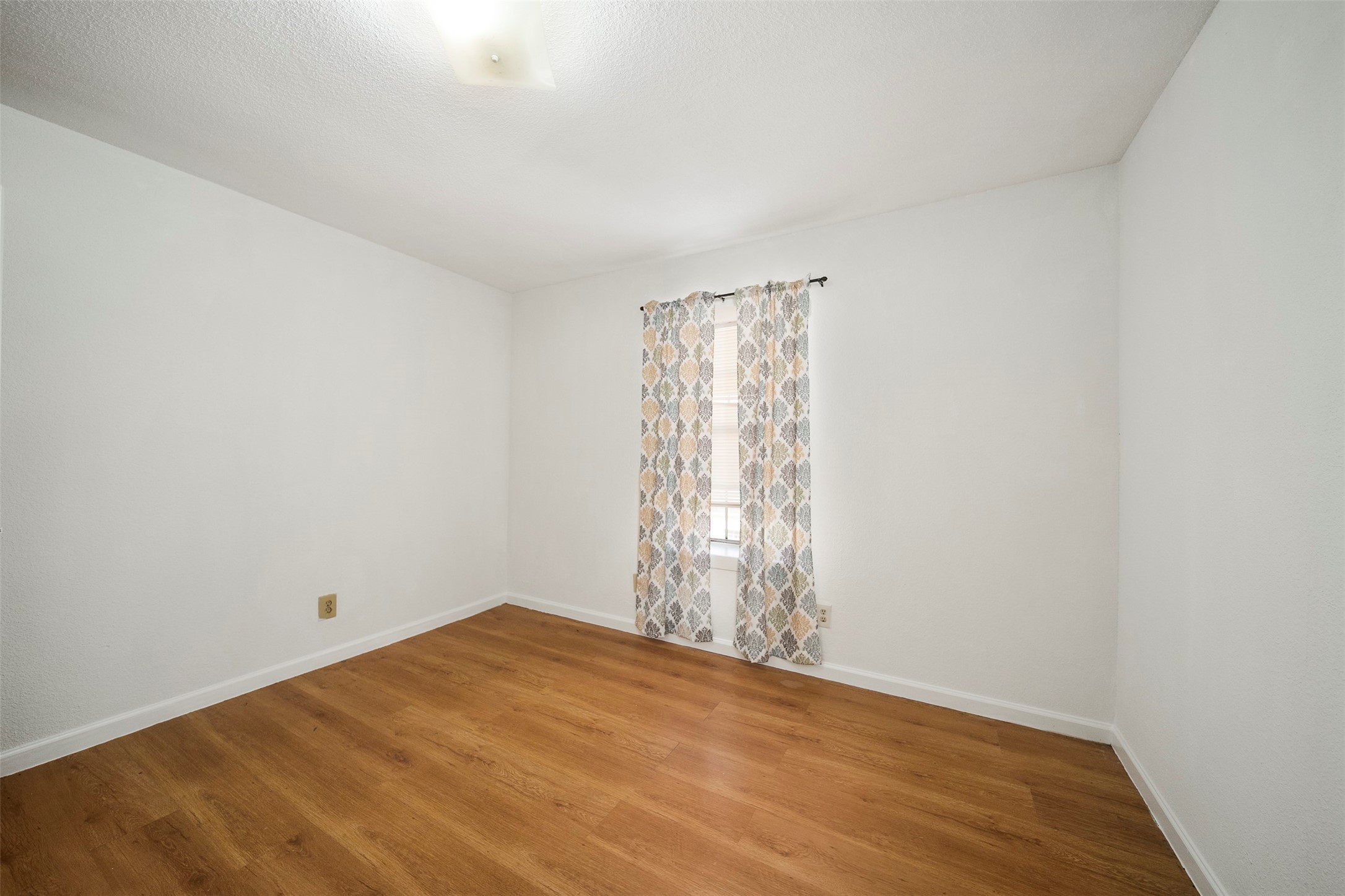 6201 Ranchester Drive, Unit 36 Houston, TX 77036 - Photo 17 of 23 an empty room with windows
