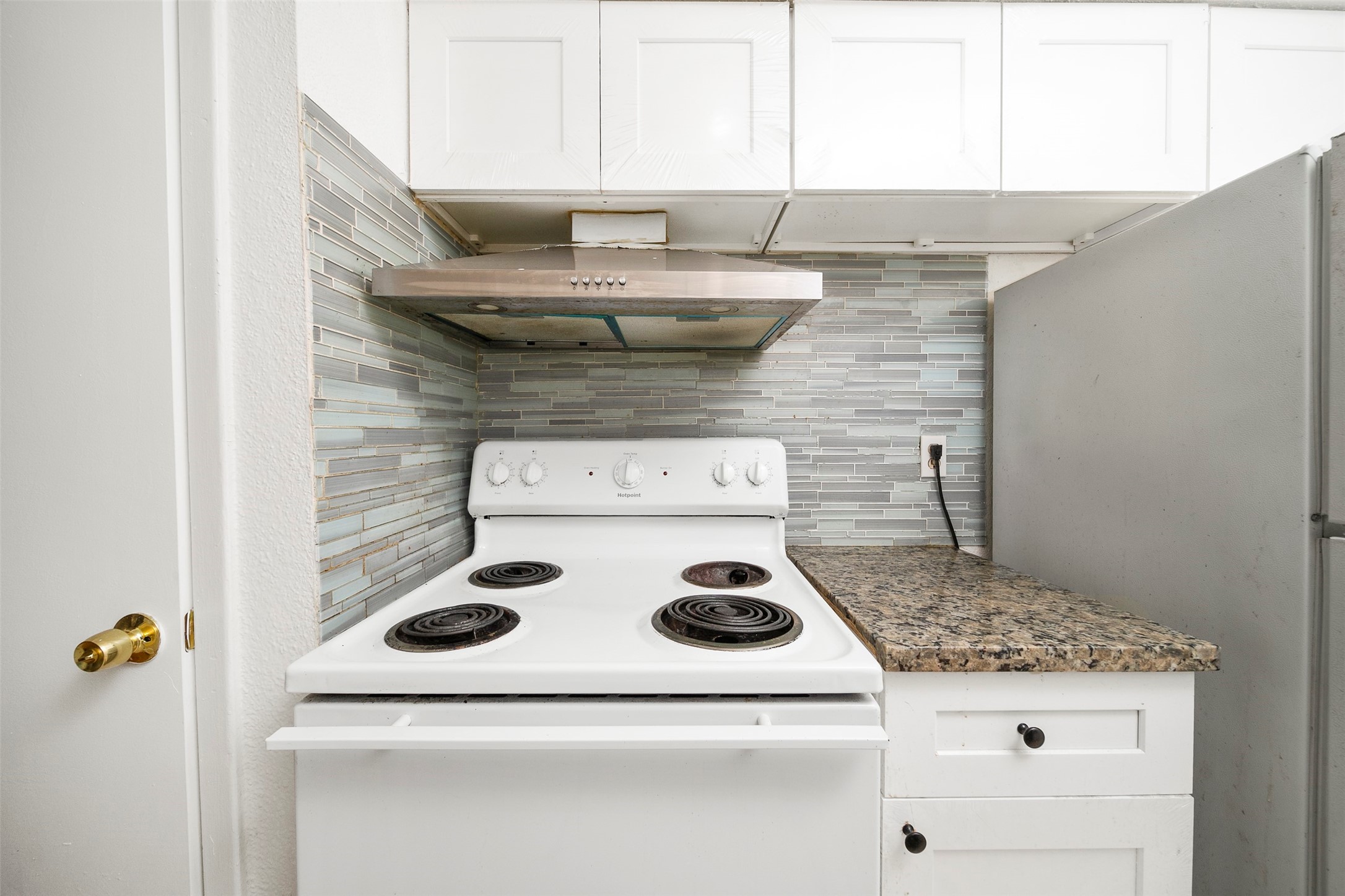 6201 Ranchester Drive, Unit 36 Houston, TX 77036 - Photo 9 of 23 a kitchen with a stove and a cabinets