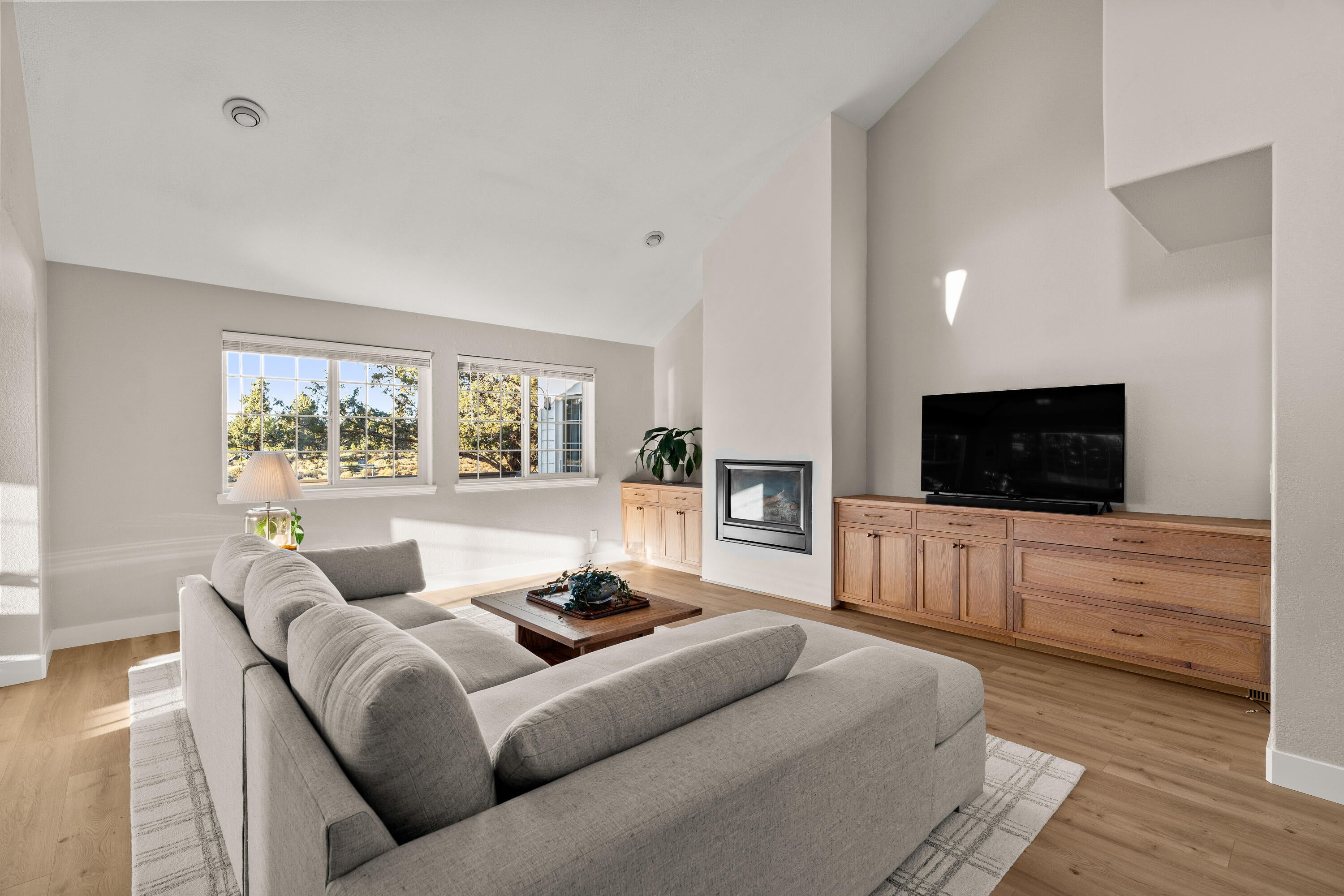 20766 South Loop Place Bend, OR 97703 - Photo 4 of 60 Living Room