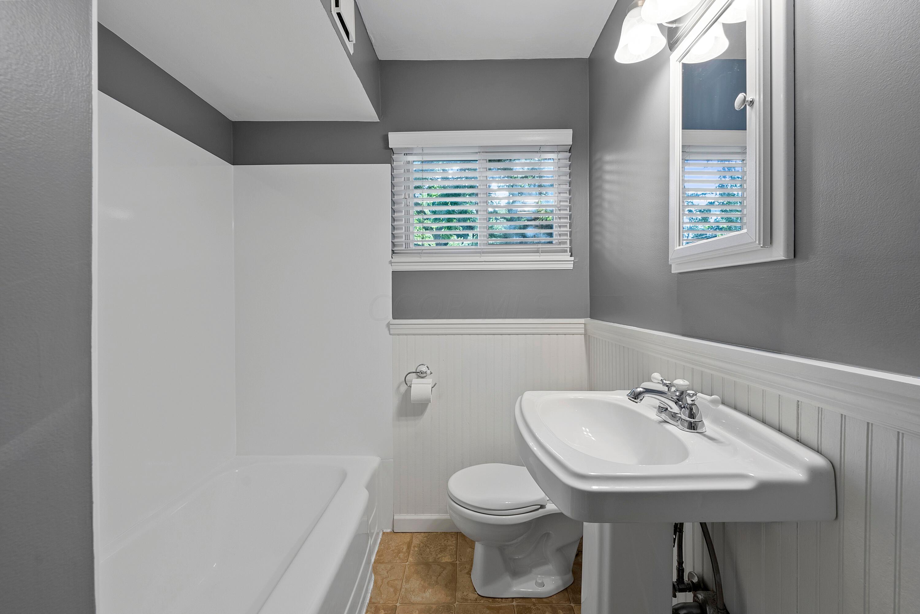 3321 Redding Road Columbus, OH 43221 - Photo 16 of 35 DSC05568