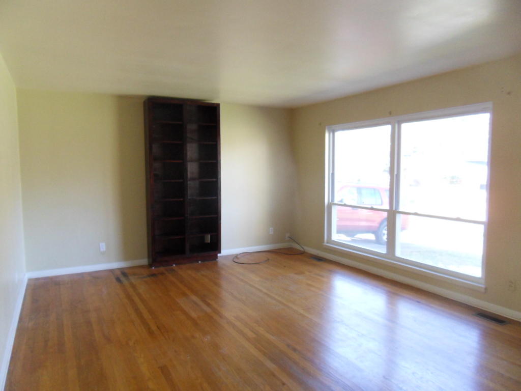105 West Lincoln Road Oak Ridge, TN 37830 - Photo 4 of 14 Living Room