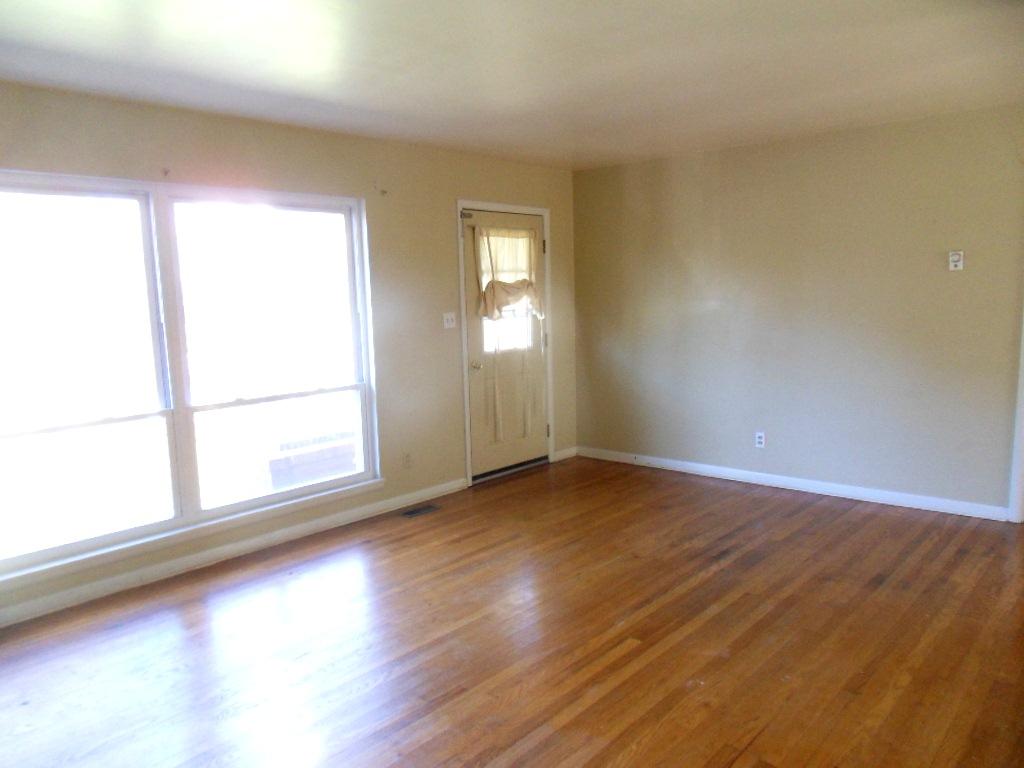 105 West Lincoln Road Oak Ridge, TN 37830 - Photo 5 of 14 Living Room