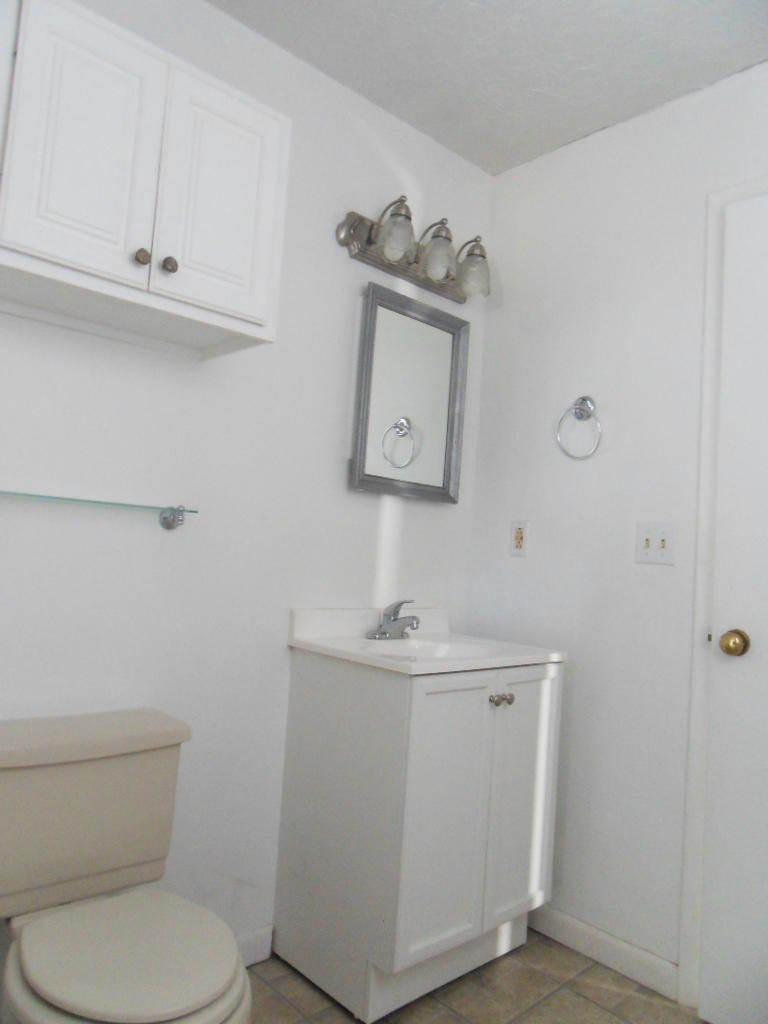 105 West Lincoln Road Oak Ridge, TN 37830 - Photo 8 of 14 Master Bathroom