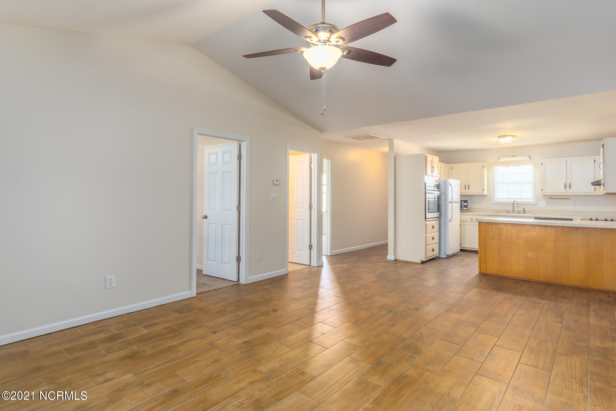 121 Charlton Road Hubert, NC 28539 - Photo 2 of 26 Living Room