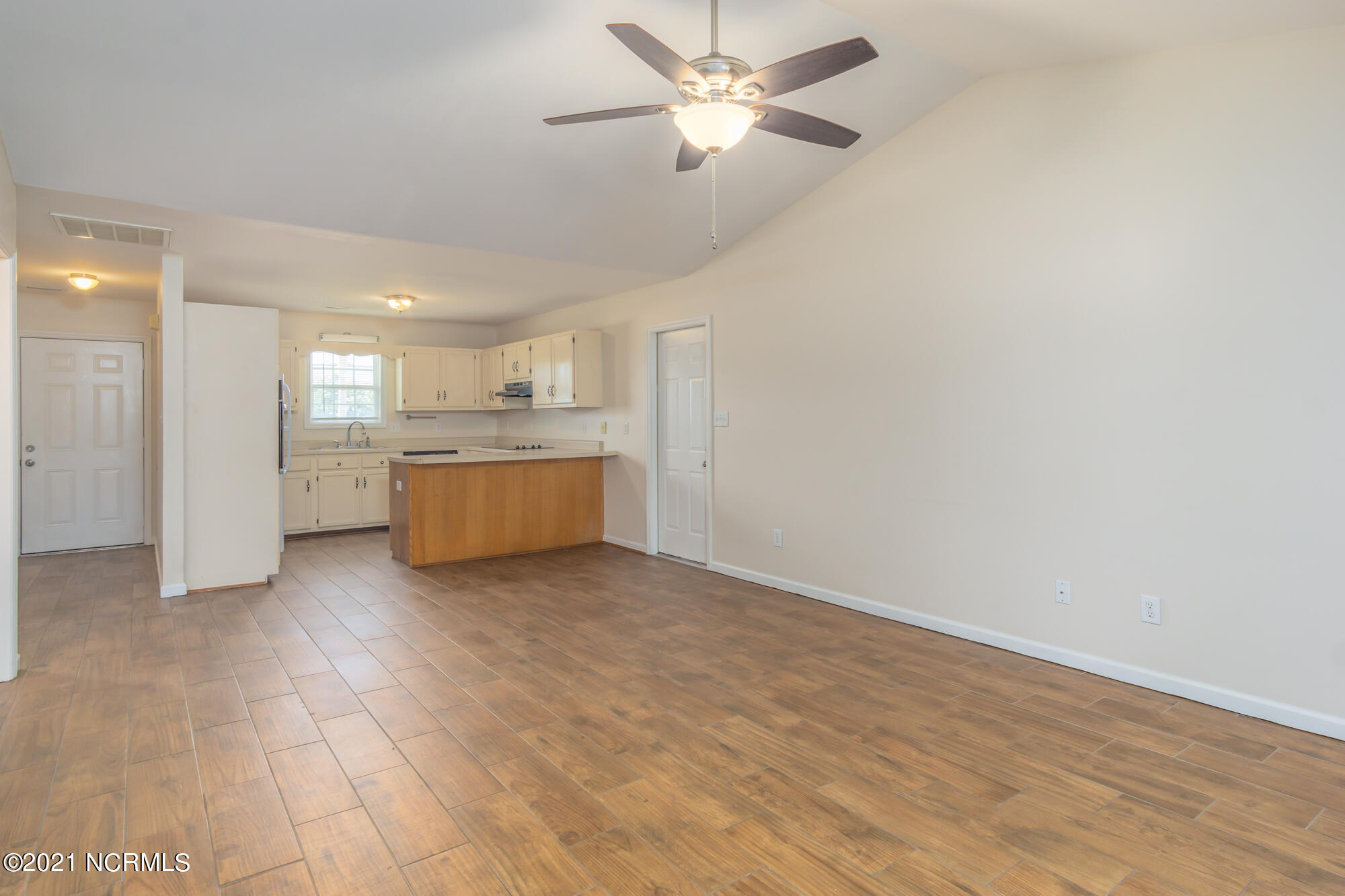 121 Charlton Road Hubert, NC 28539 - Photo 8 of 26 Living Room