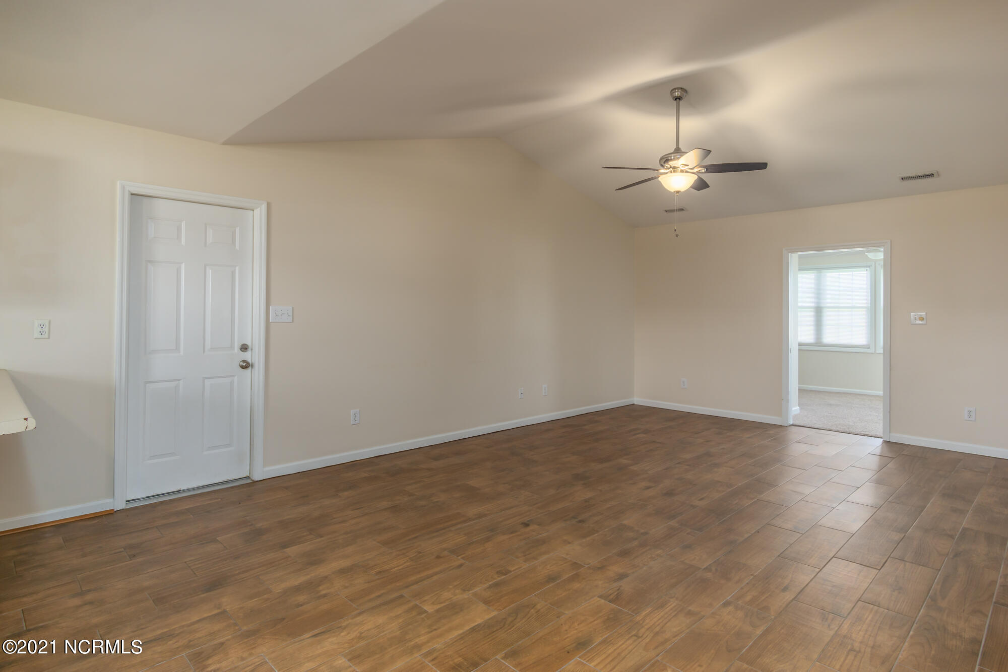 121 Charlton Road Hubert, NC 28539 - Photo 9 of 26 Living Room