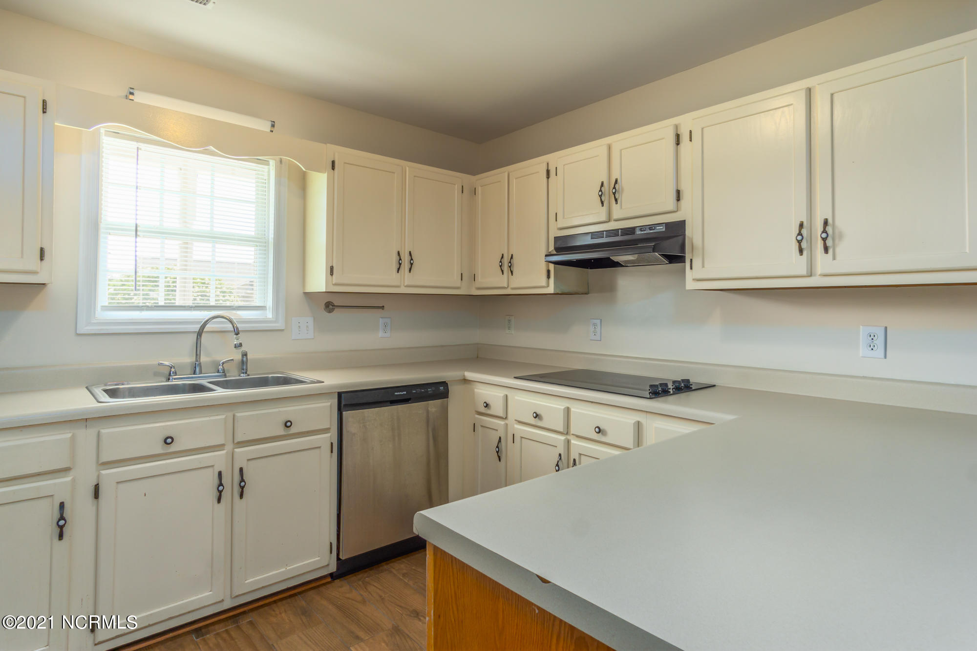 121 Charlton Road Hubert, NC 28539 - Photo 10 of 26 Kitchen