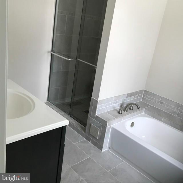 910 Middle Road Baltimore, MD 21220 - Photo 8 of 15 a bathroom with a sink and a bathtub