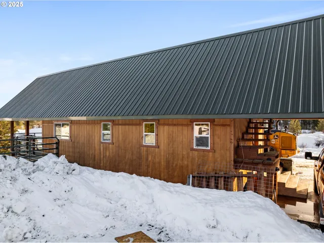 a view of a house with a outdoor space