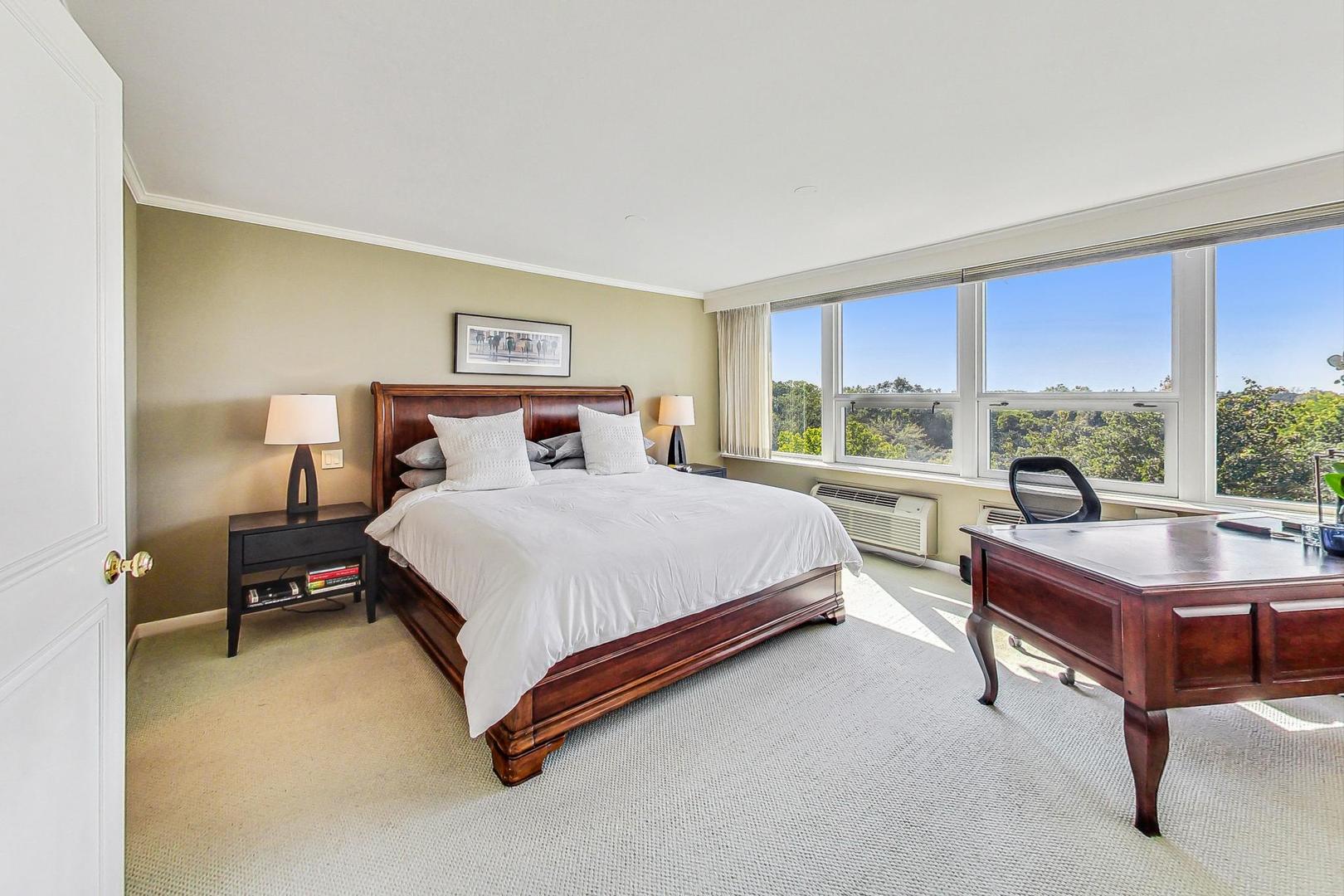 1630 Sheridan Road, Unit 8B Wilmette, IL 60091 - Photo 13 of 45 a bedroom with a bed and a large window