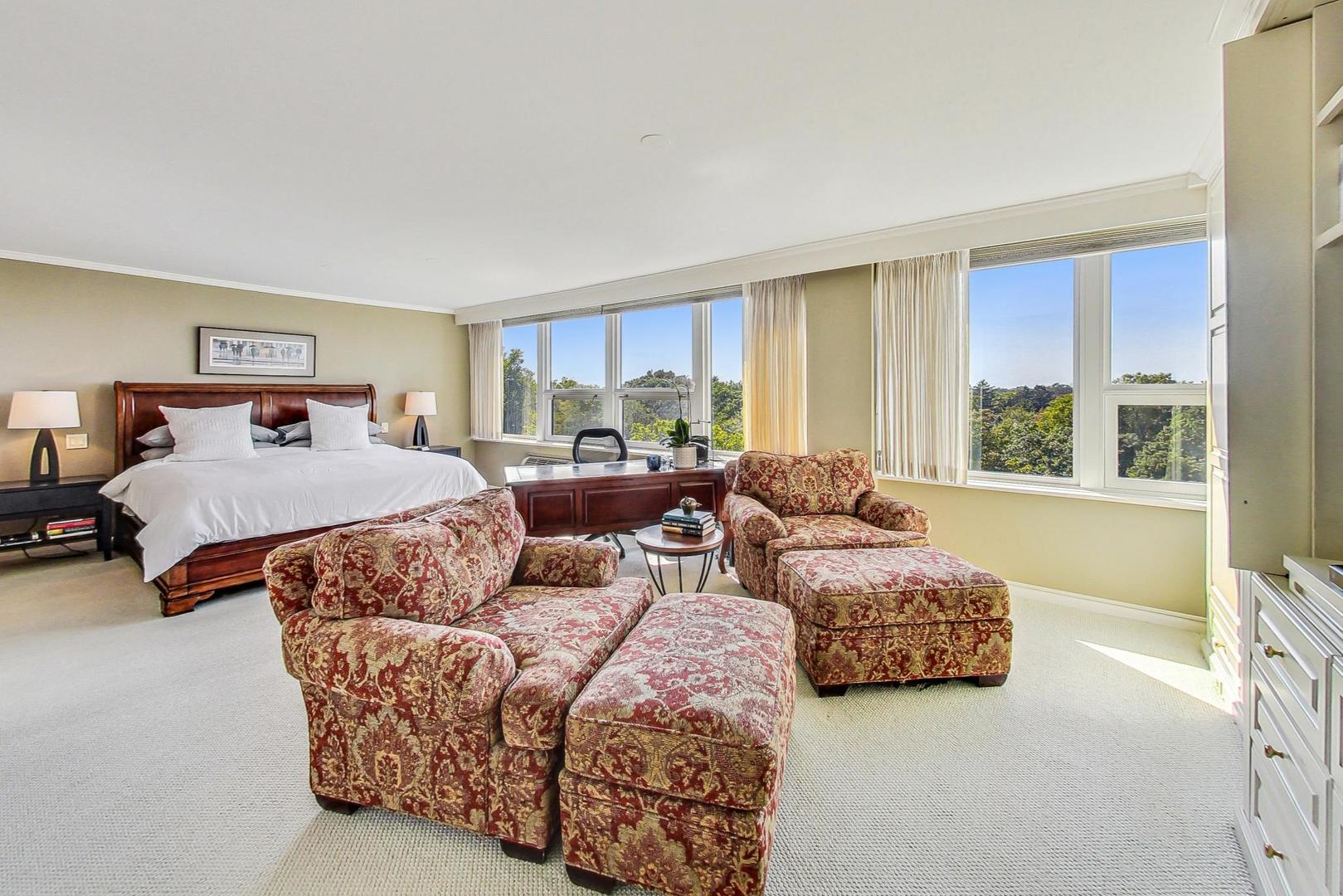 1630 Sheridan Road, Unit 8B Wilmette, IL 60091 - Photo 14 of 45 a living room with furniture and a large window