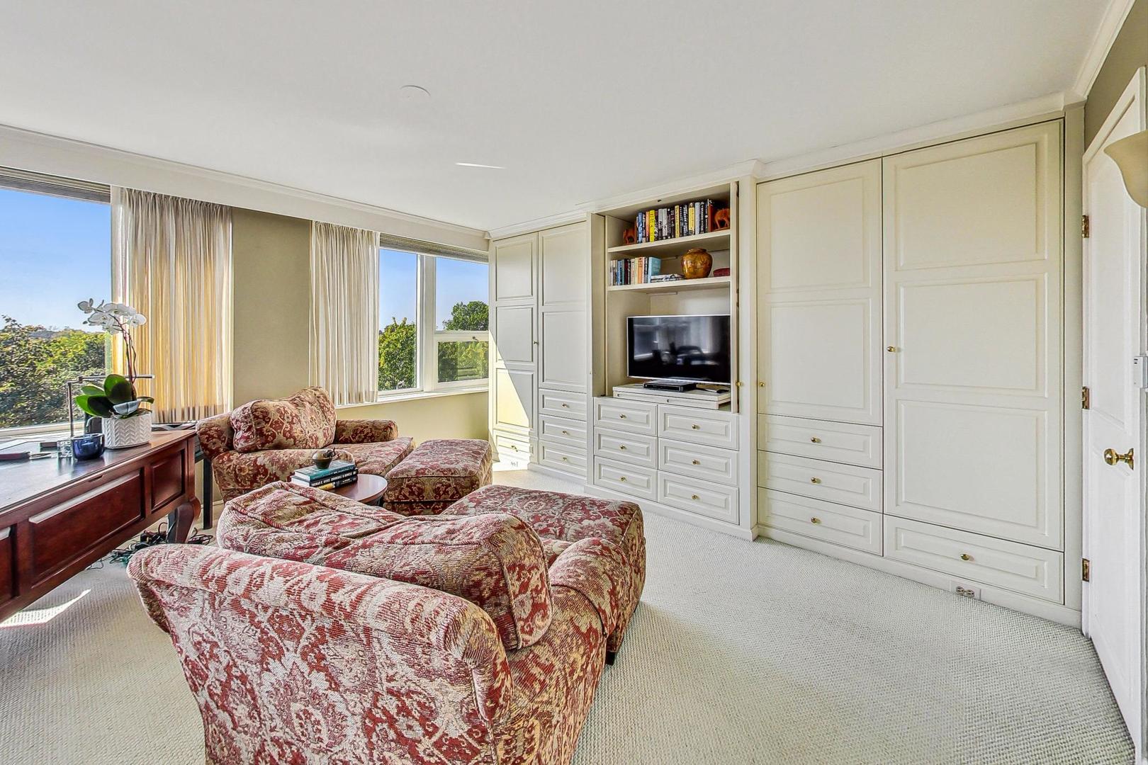 1630 Sheridan Road, Unit 8B Wilmette, IL 60091 - Photo 15 of 45 a bedroom with a bed and flat screen tv