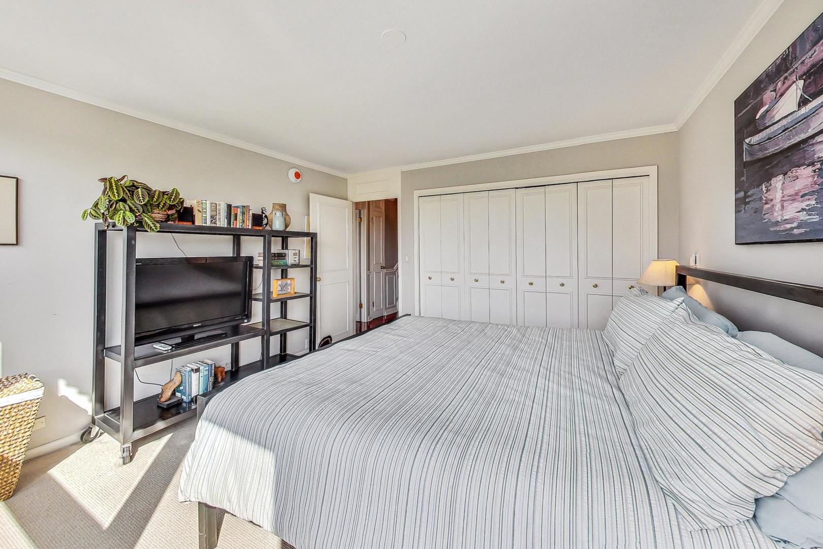 1630 Sheridan Road, Unit 8B Wilmette, IL 60091 - Photo 18 of 45 a bedroom with a bed and a flat screen tv