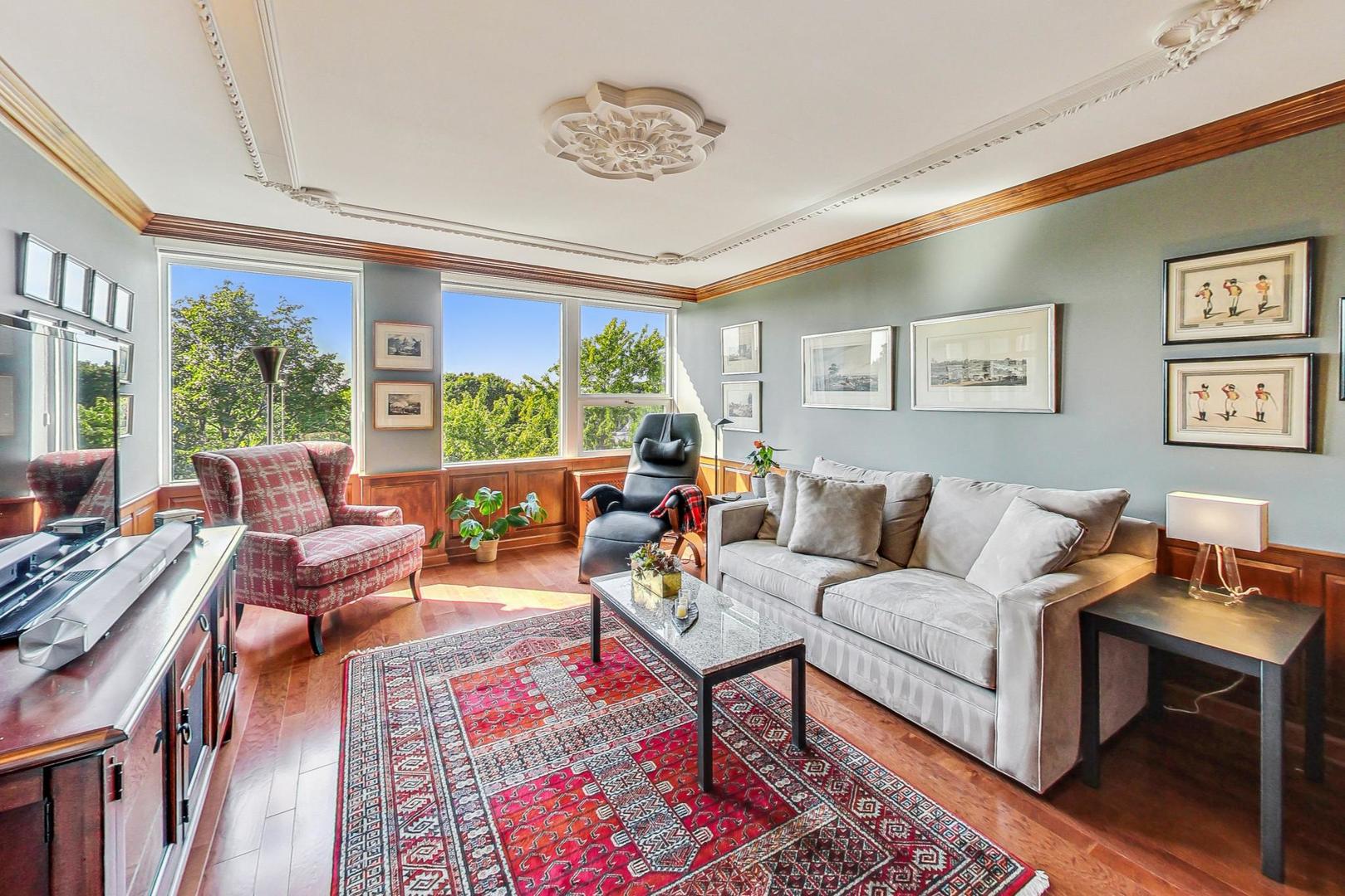 1630 Sheridan Road, Unit 8B Wilmette, IL 60091 - Photo 20 of 45 a living room with furniture and a large window
