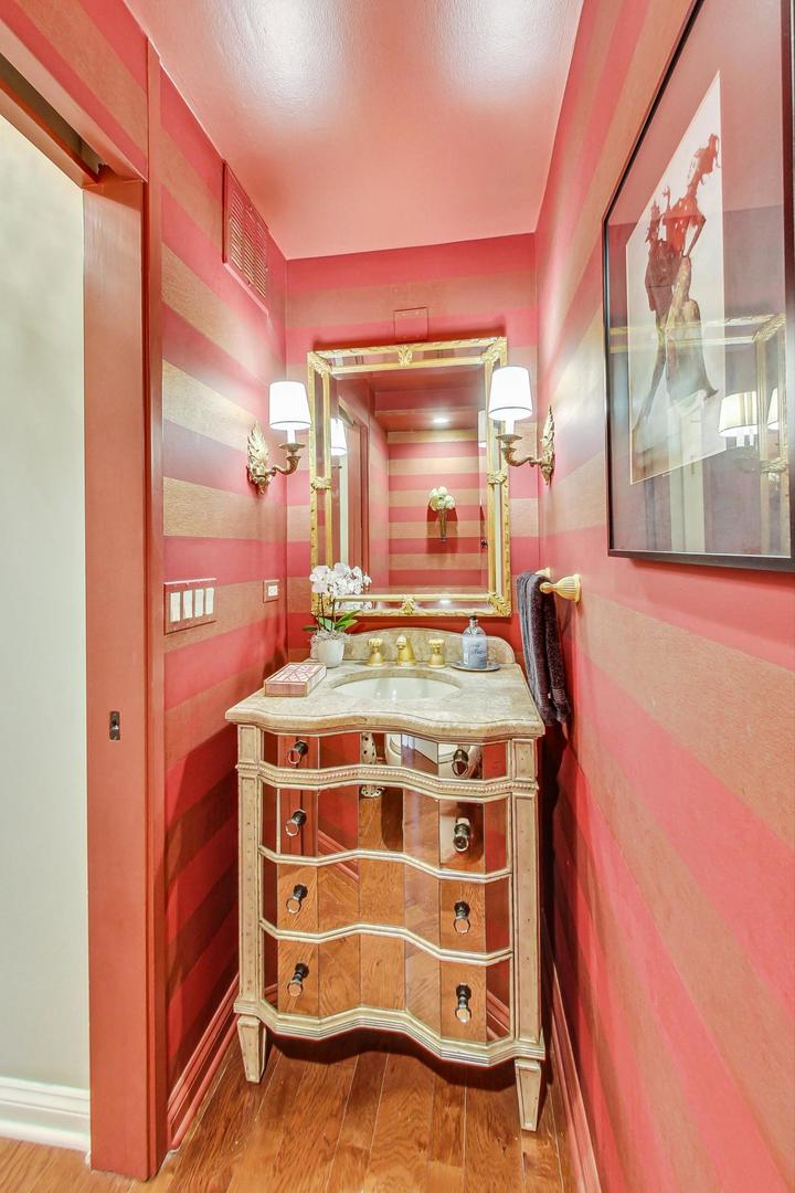 1630 Sheridan Road, Unit 8B Wilmette, IL 60091 - Photo 24 of 45 a view of a room with a large bed