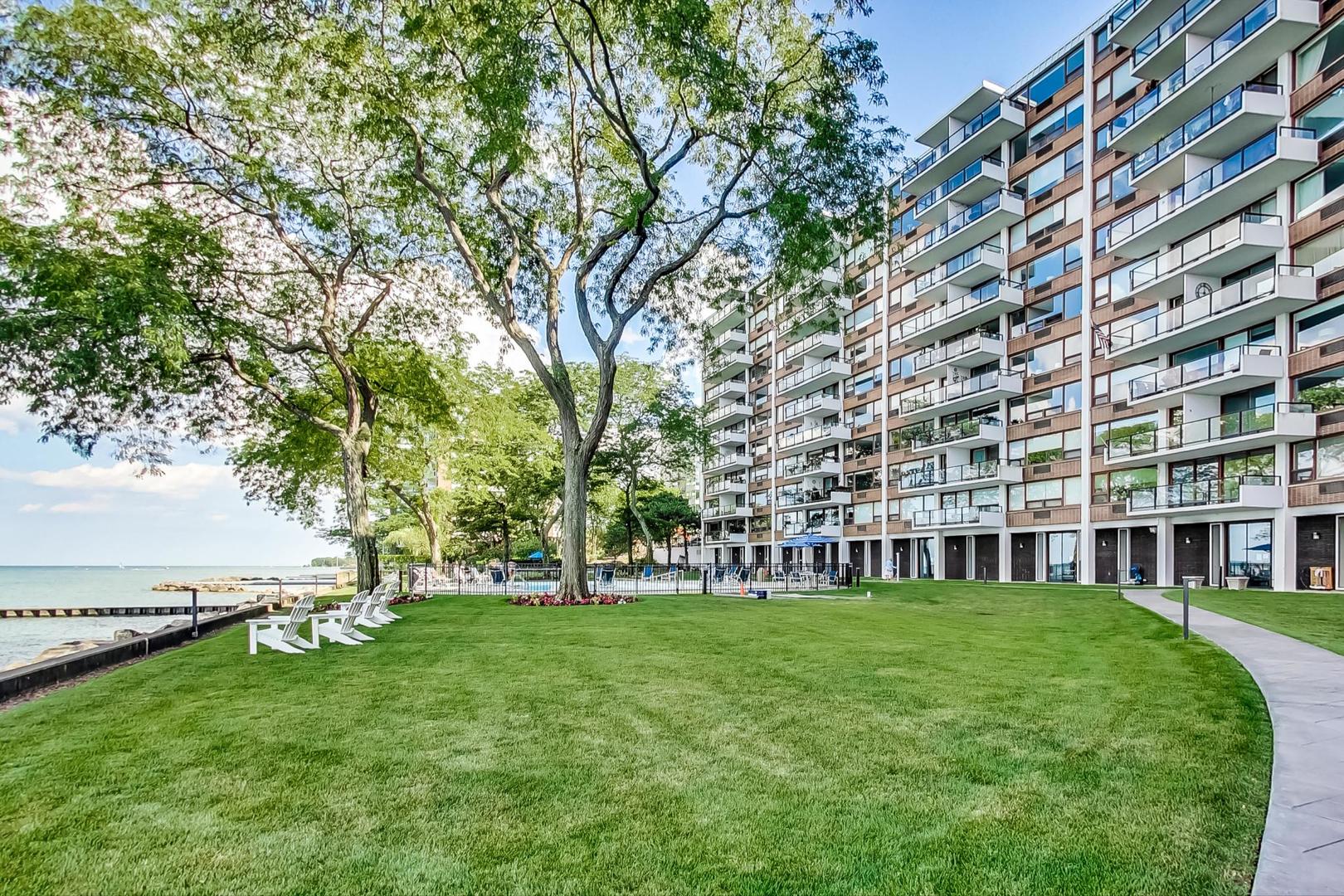 1630 Sheridan Road, Unit 8B Wilmette, IL 60091 - Photo 35 of 45 front view of a building with a yard