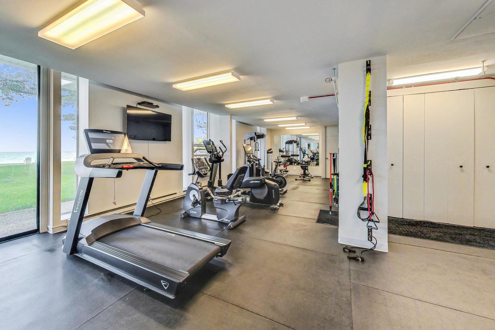 1630 Sheridan Road, Unit 8B Wilmette, IL 60091 - Photo 42 of 45 a view of a room with gym equipment