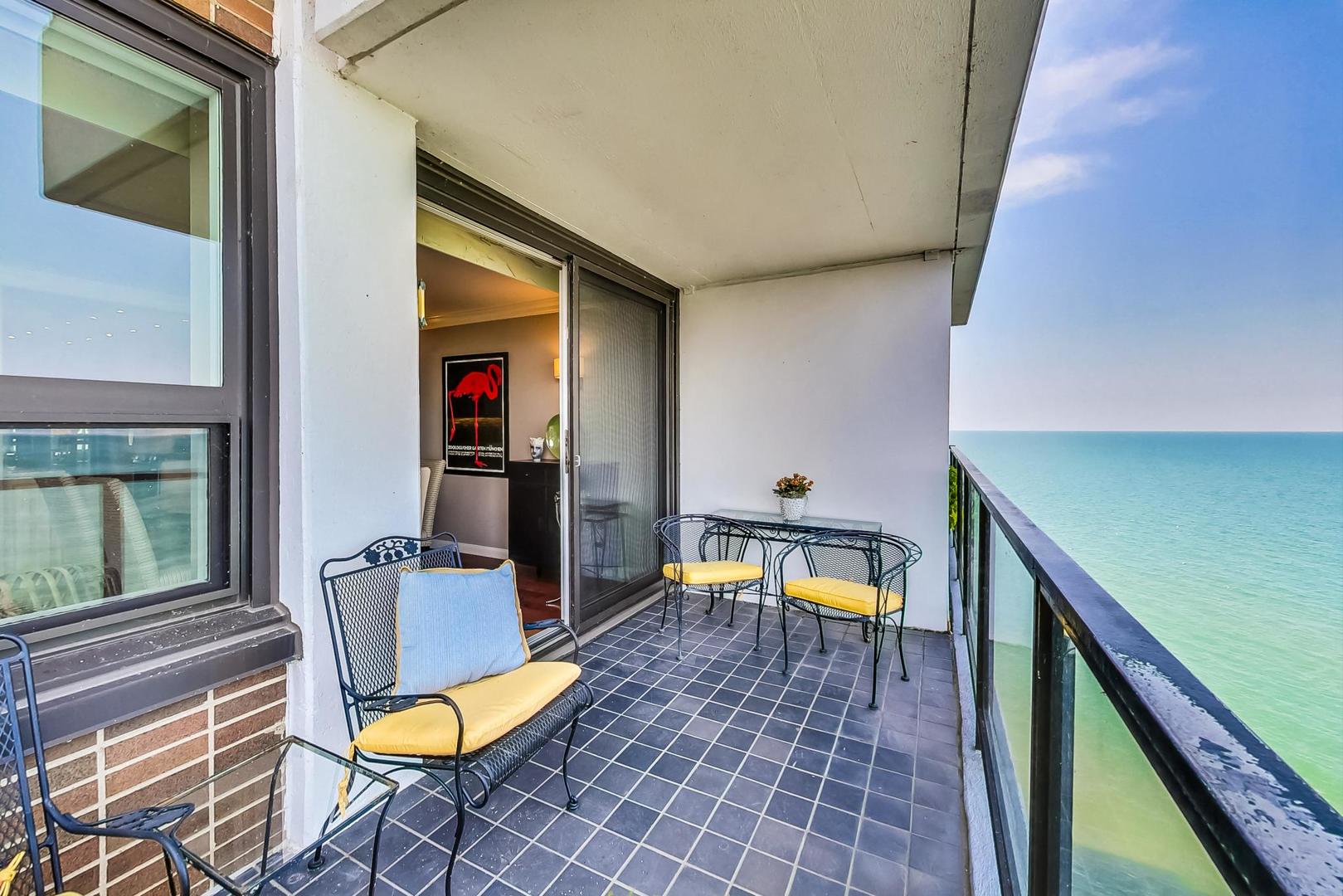 1630 Sheridan Road, Unit 8B Wilmette, IL 60091 - Photo 7 of 45 a living room with furniture
