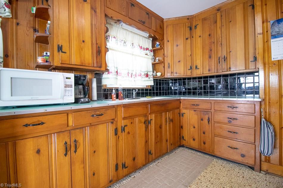 Kitchen (Solid Wood Cabinets)
