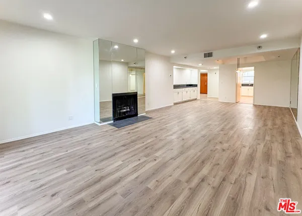 $6,095 | 410 South Barrington Avenue, Unit 205, Los Angeles, CA 90049