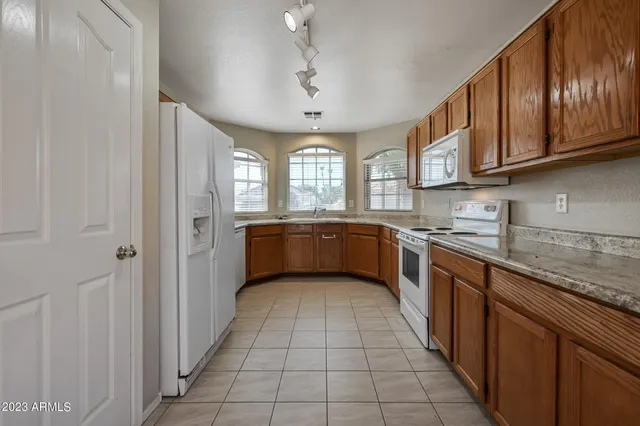 $2,000 | 7253 East Kiva Avenue, Mesa, AZ 85209