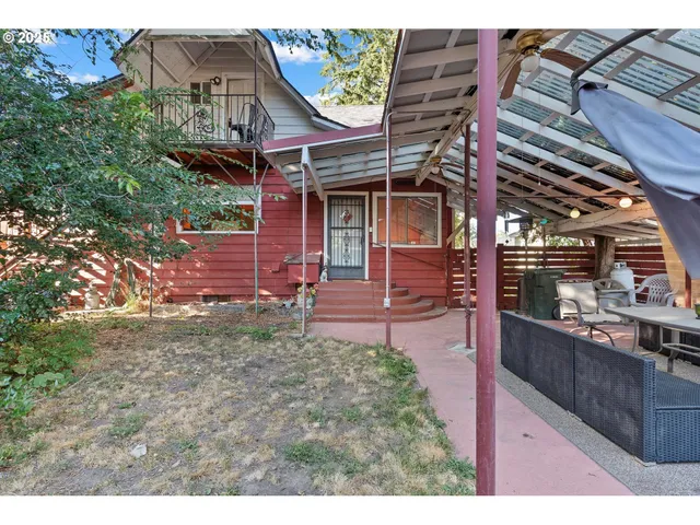 a view of a house with a backyard