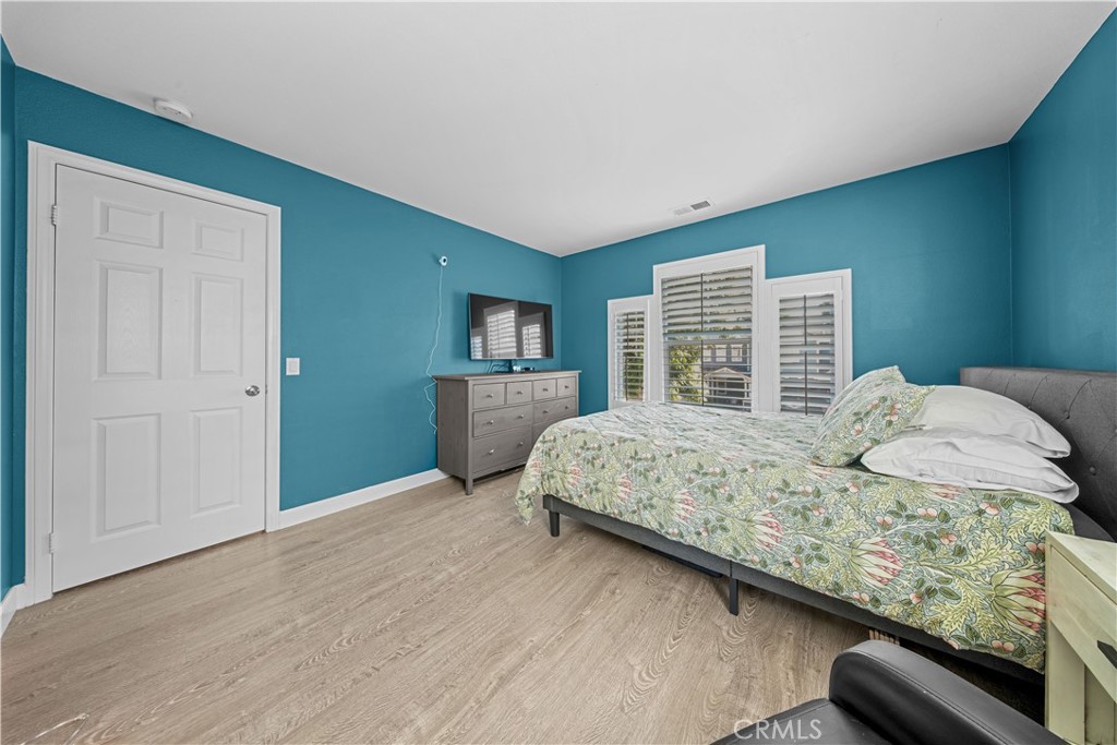 4 Potters Bend Ladera Ranch, CA 92694 - Photo 13 of 31 a bedroom with a large bed and a window