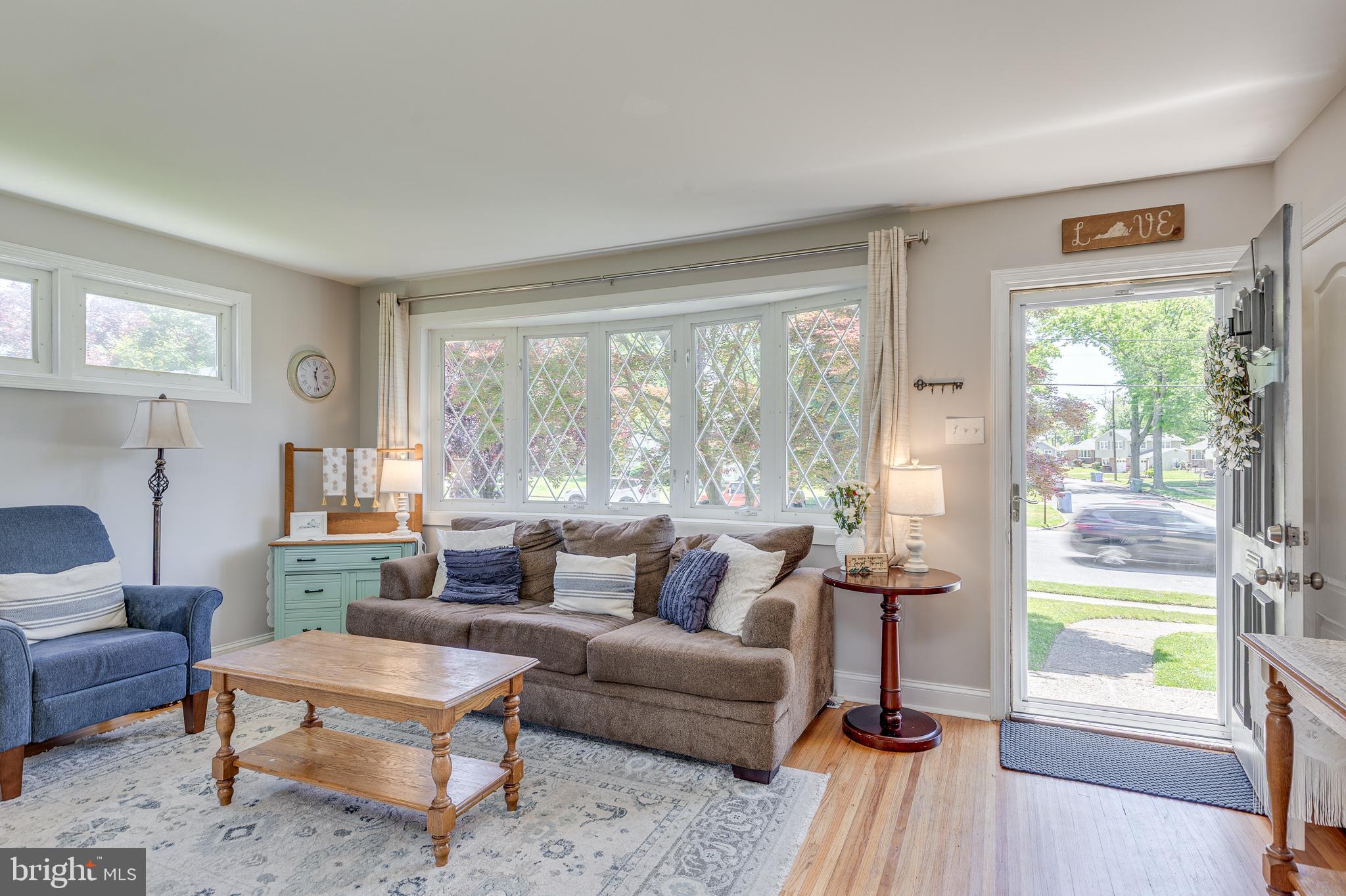 112 North Valleybrook Road Cherry Hill, NJ 08034 - Photo 5 of 36 Beautiful curved bay window