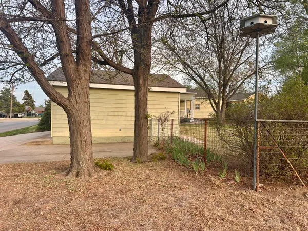 a view of a backyard