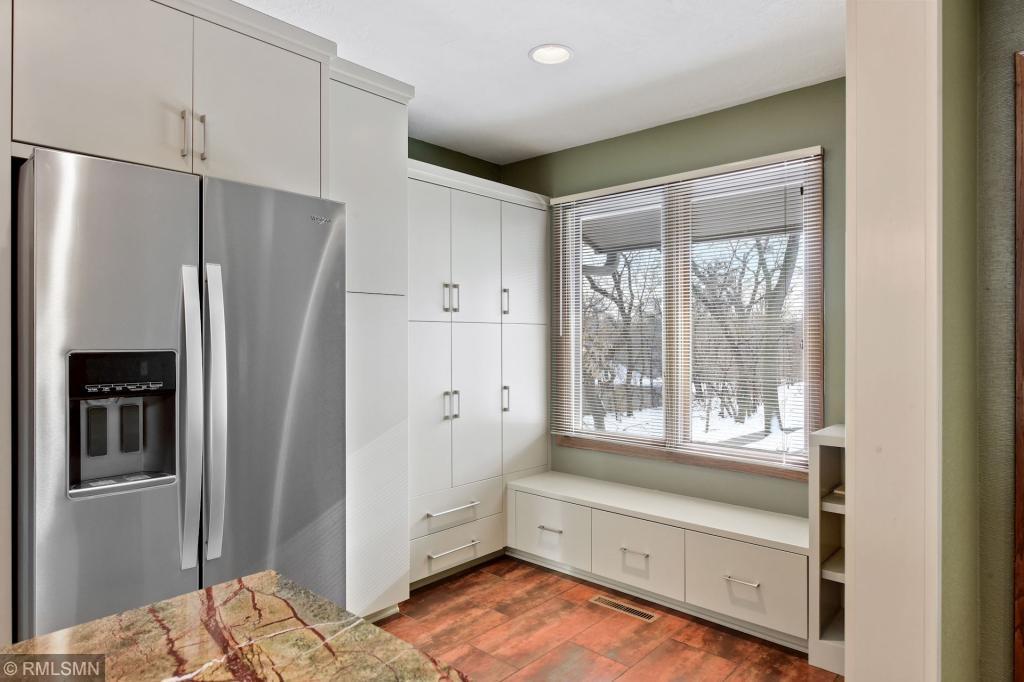 10259 Scarborough Road Bloomington, MN 55437 - Photo 11 of 37 Gallery Image 11