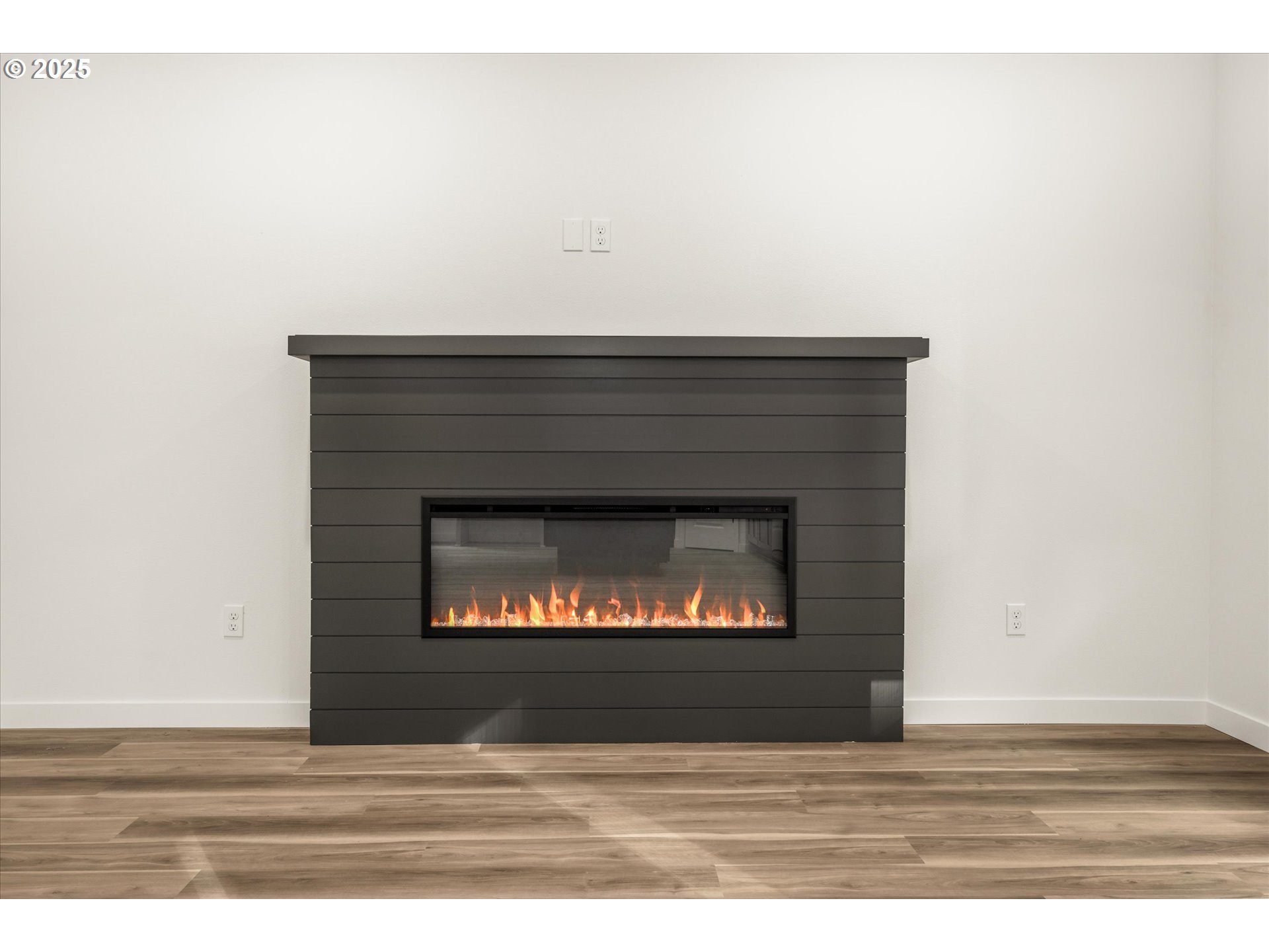284 Northwest Mawrcrest Drive Gresham, OR 97030 - Photo 16 of 37 a black and white wall with a fireplace