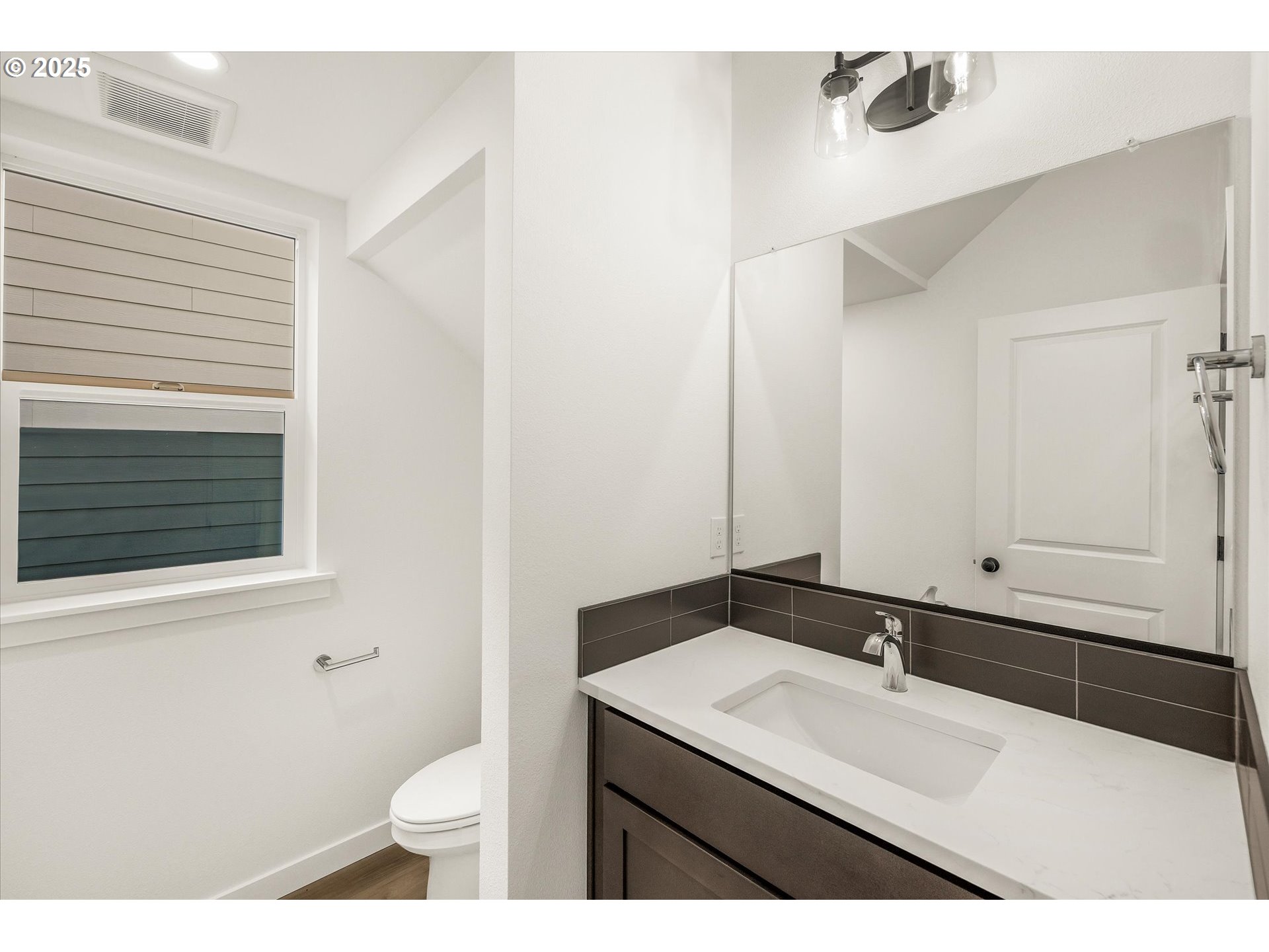 284 Northwest Mawrcrest Drive Gresham, OR 97030 - Photo 22 of 37 a bathroom with a sink and a mirror