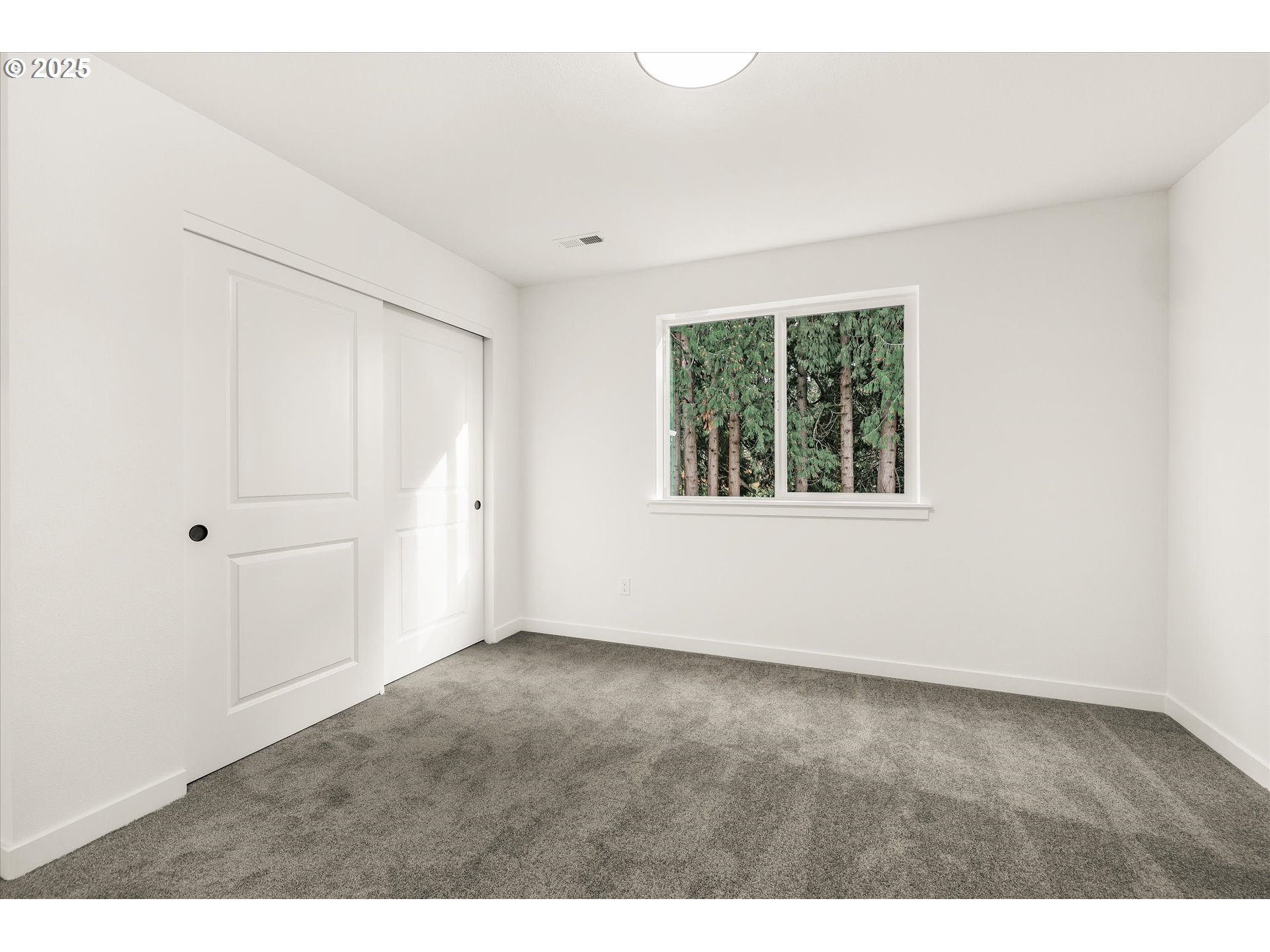 284 Northwest Mawrcrest Drive Gresham, OR 97030 - Photo 31 of 37 an empty room with windows