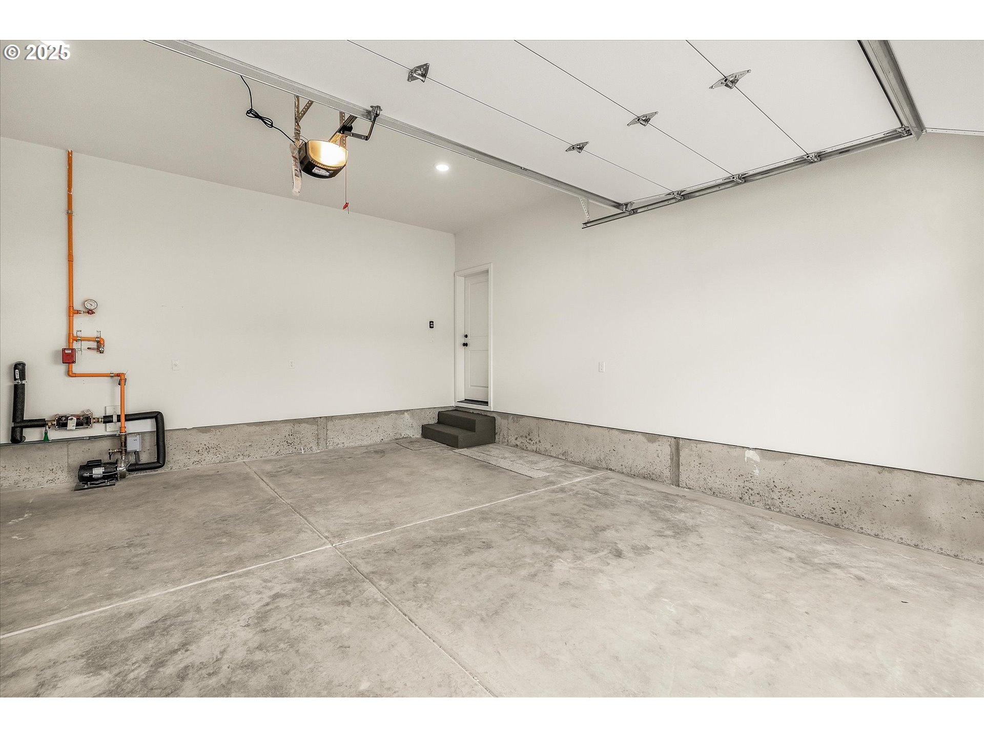 284 Northwest Mawrcrest Drive Gresham, OR 97030 - Photo 35 of 37 a view of a room with gym equipment