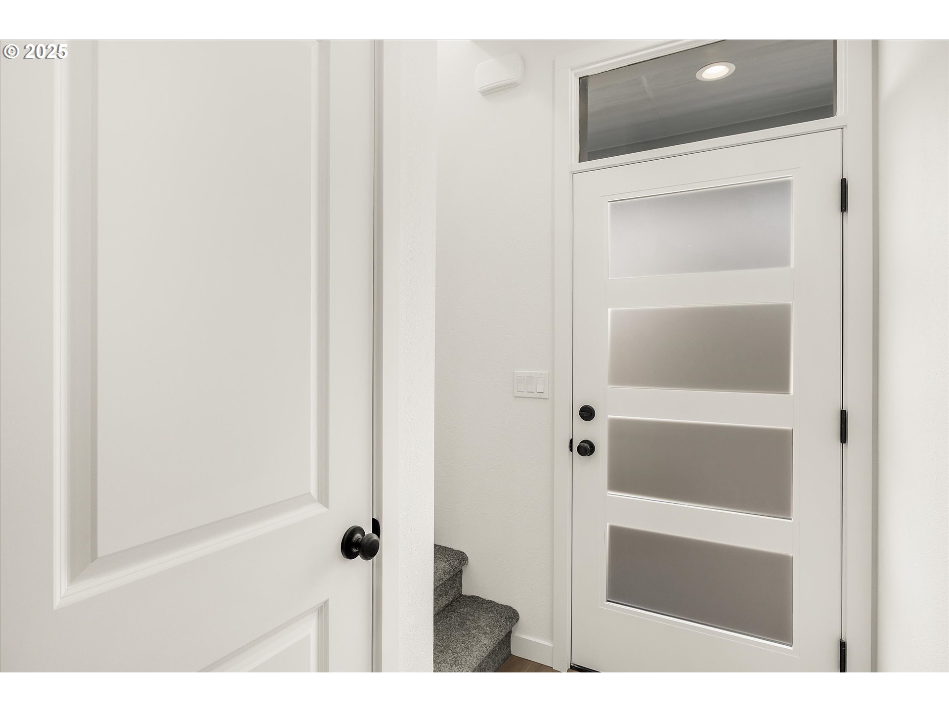 284 Northwest Mawrcrest Drive Gresham, OR 97030 - Photo 7 of 37 a bathroom with a sink and mirror
