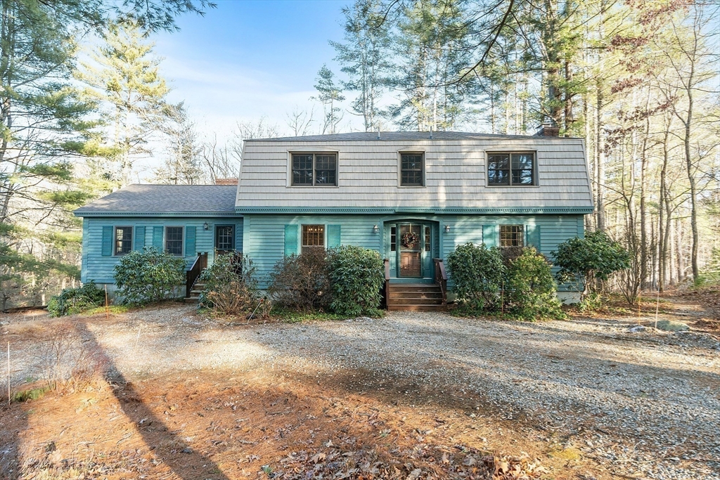 31 Mohawk Road Andover, MA 01810 - Photo 2 of 33 a view of a house with a yard
