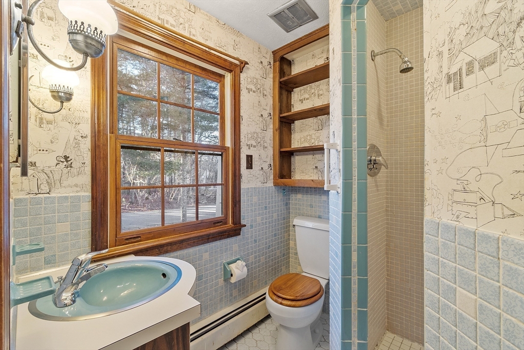 31 Mohawk Road Andover, MA 01810 - Photo 24 of 33 a bathroom with a sink and a tub