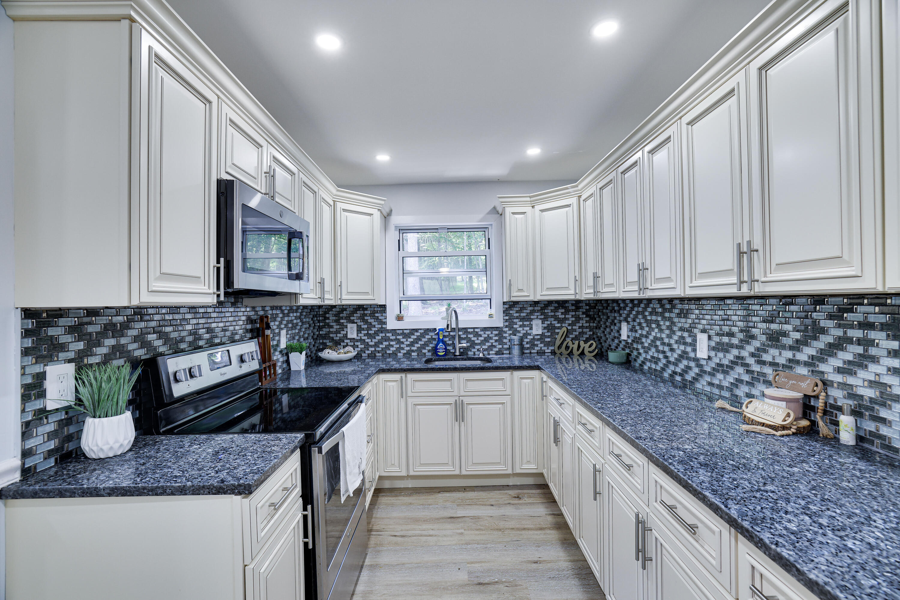 3109 Snowden Drive Bushkill, PA 18324 - Photo 6 of 69 4- Kitchen