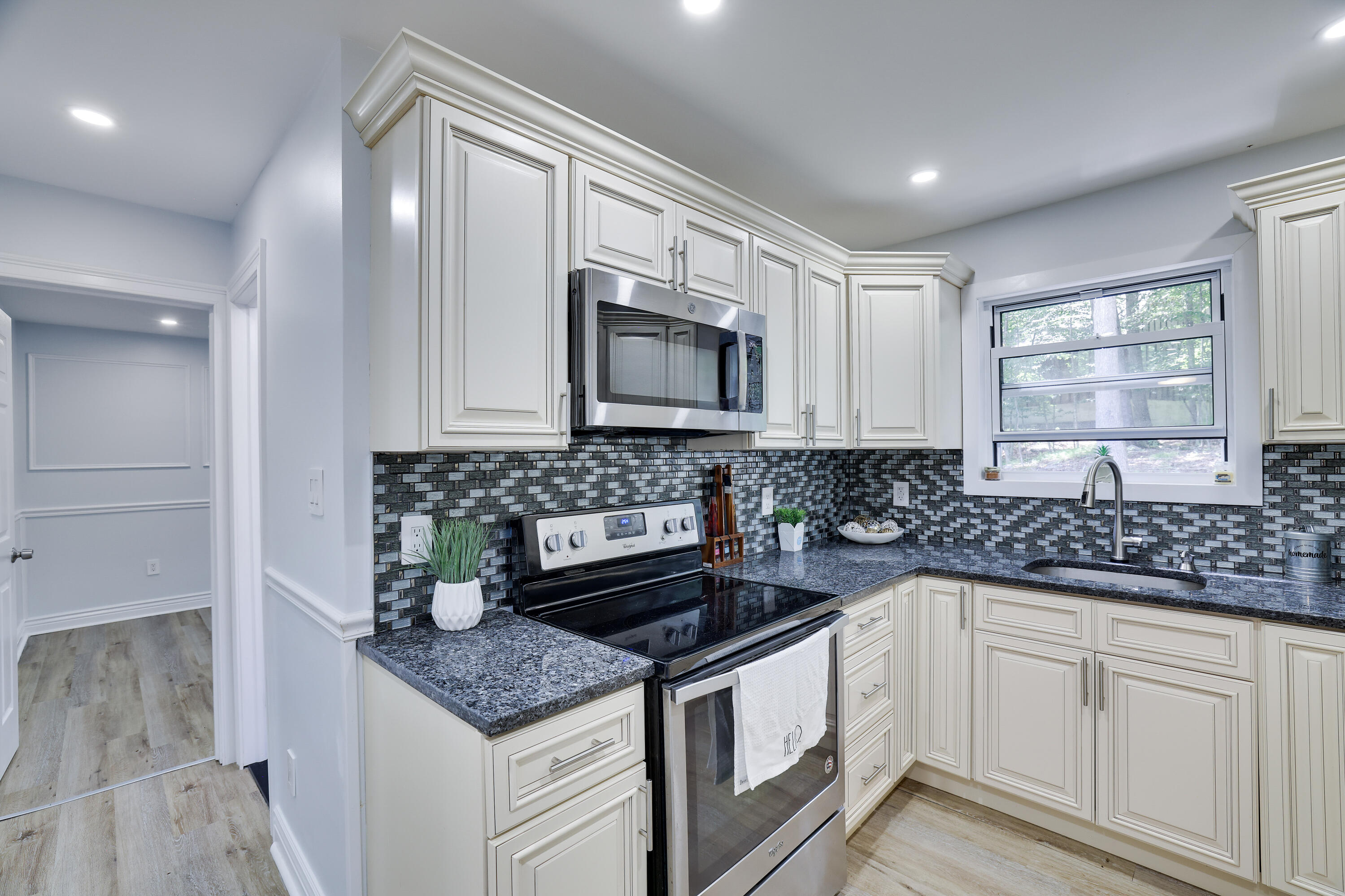 3109 Snowden Drive Bushkill, PA 18324 - Photo 7 of 69 6- Kitchen