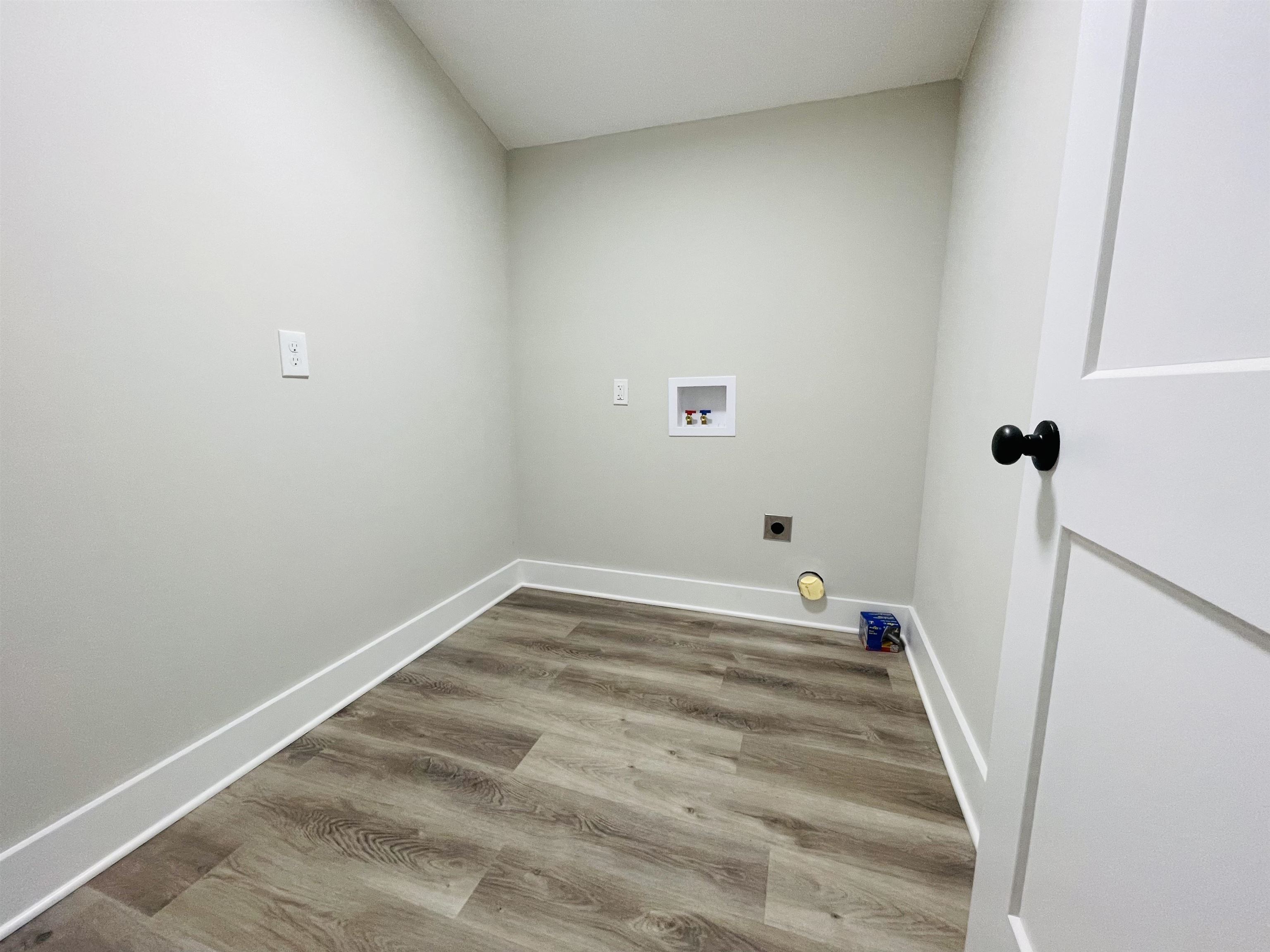6490 Highway 226 Savannah, TN 38372 - Photo 21 of 38 a view of a room with wooden floor and white walls