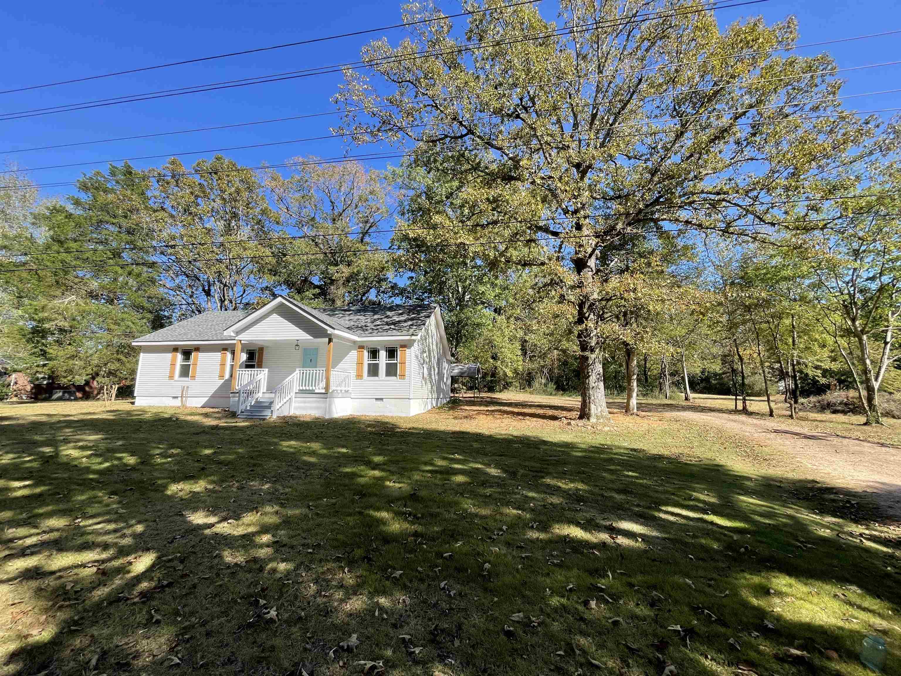 6490 Highway 226 Savannah, TN 38372 - Photo 32 of 38 a front view of a house with a yard