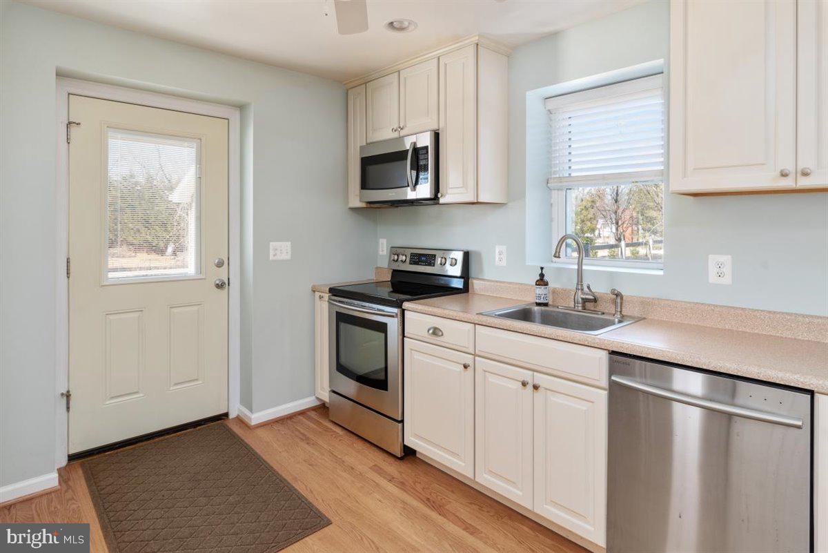 4552 Mountain Road Pasadena, MD 21122 - Photo 7 of 34 Kitchen with side entrance