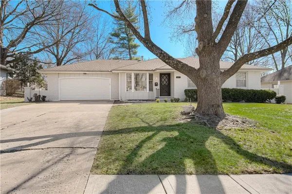 $340,000 | 207 Northwest Woodbine Avenue, Lee's Summit, MO 64063