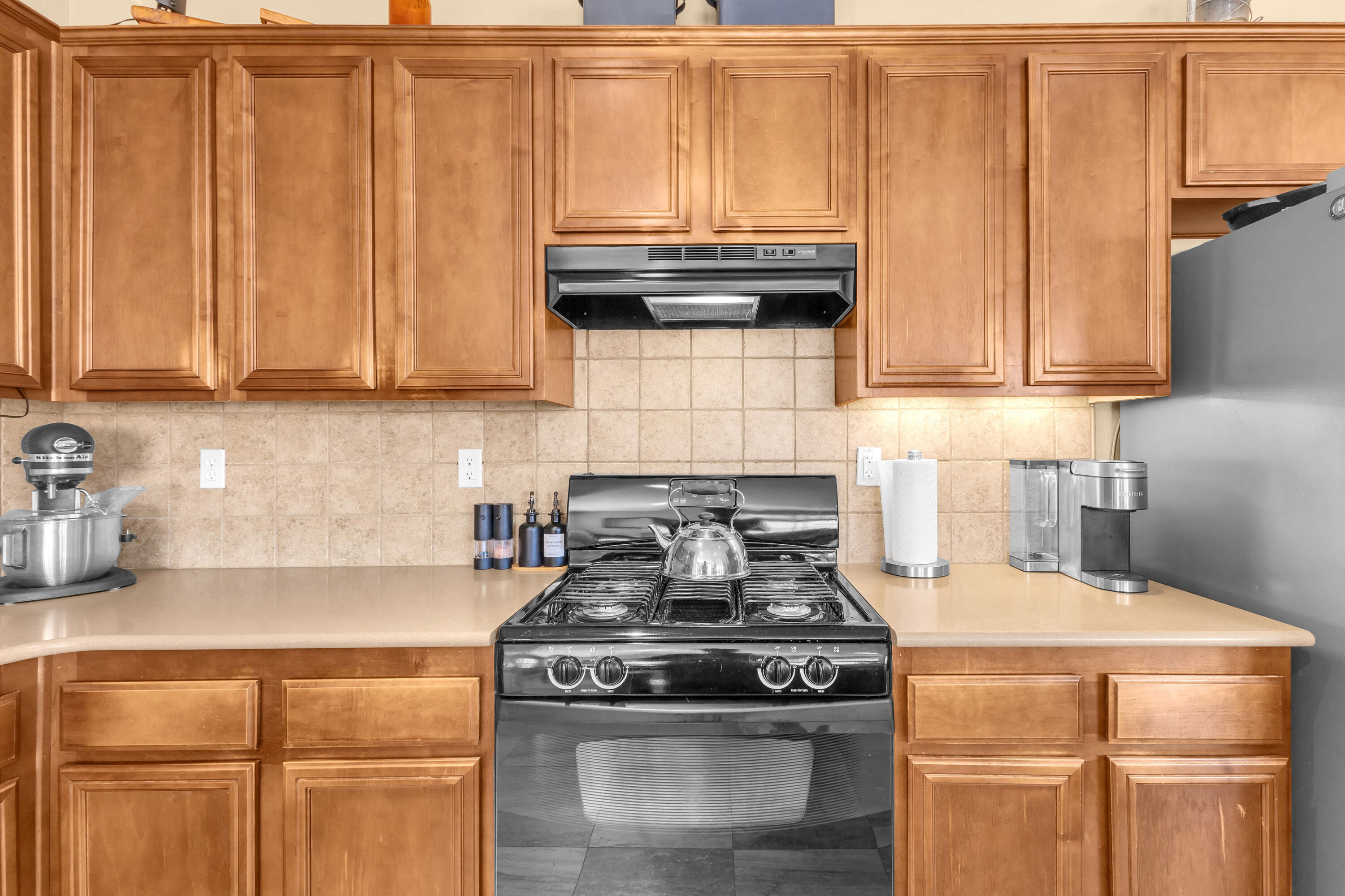 41394 Hanover Street Indio, CA 92203 - Photo 18 of 49 a kitchen with granite countertop a stove and a refrigerator